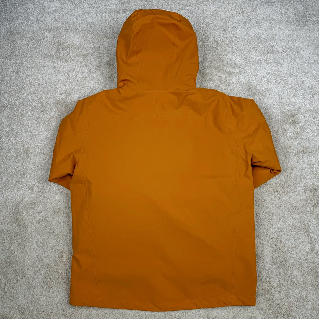 图片[2]-＃TZD KOLON SPORT CAMPING 可隆三合一系列抗撕中性廓形多口袋露营防水户外冲锋衣 设计理念：SPORT CAMPING 系列新品冲锋衣，质感十足，辅以“旁逸斜出”剪裁设计，一件解锁高级感随性气质，急尽致展现山系穿搭魅力，多场景演绎不同风格，彰显单品的时髦与实穿性，品质、设计以及精简的理念造就了其良好的性能，并能满足严苛环境下的使用需求。 面料+特点： ✅双拼接进口 3层压胶 3L GORE-TEX 复合面料 ✅GORE-TEX防水、防风、透气、轻量、抗撕裂耐磨，透气5000➕。 ✅ 采用先进的高端户外全身压胶拼接，内里采用进口飘柔纱，做工也都整整齐齐，更加考验工厂技术。 ✅ 融合户外技术和都市审美风格，SPORT CAMPING 系列 多用途高性能服装适合多种活动和环境穿着。 ✅ 连帽设计可调帽子抽绳，保暖头盔兼容Drop Hood™，弧形帽檐，更好的防风防雨不遮眼 ✅插手口袋内里设有网纱分离，方便物品归纳整理，细心的小设计。 ✅高性能的简约设计，轻量而耐磨。 ✅袖口及袖子设计，冲切Velcro®魔术贴袖口粘扣带，减少累赘 功能+版型 ✅风格：机车风 ✅版型：宽松版型 工艺： ✅ 这款冲锋采用GORE- TEX面料，防水、透气、抗撕裂技术性与多变的风格相融合，巧妙且实用的功能彰显出其卓越的功能性。AB拼接面料风格前卫，不仅防风防水，同时还能应对多变天气，两个都是秋冬的大热色系，简直就是户外人的宝藏福音。款式易于搭配，采用独特的立体口袋设计，呈现独特的风格外观。上身宽松时尚、同时又有冲锋衣的机能感，是每人必备的宝藏户外单品。 ​尺码：S M L XL 2XL 3XL-选品中心