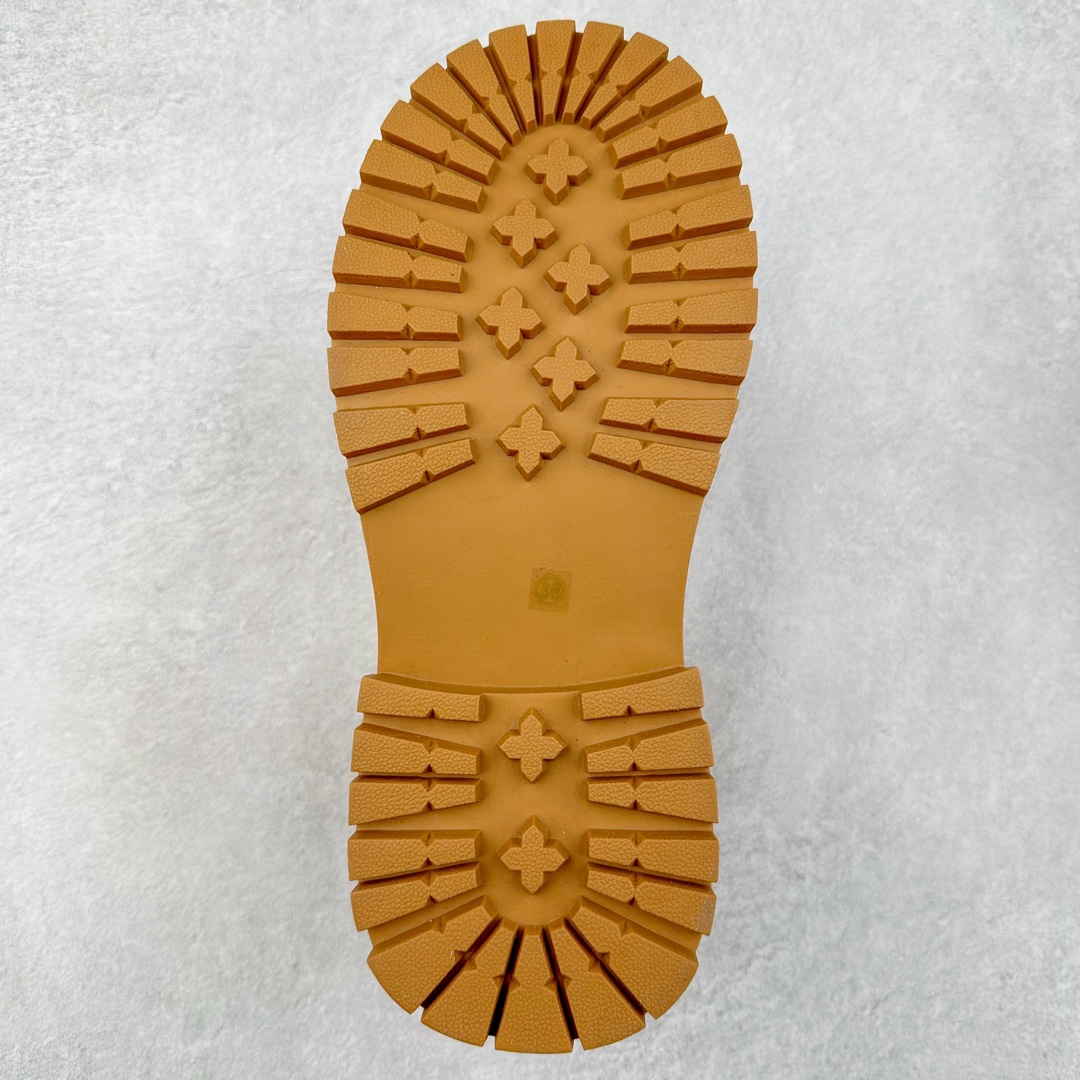 图片[9]-Miu Miu Biker Leather Boots 机车系列中帮潮流时装女士机车风休闲厚底马丁沙漠工装靴 MiuMiu缪缪 新品纯原级别发售# 硬控10秒大黄靴是整个秋冬穿搭灵魂 微翘大头鞋上脚超级显瘦 平底鞋脚感很软很轻不板脚 #增高5CM但完全不重 #头层麂皮绒材质 #可外翻两穿马丁靴 两种风格 #渐变做旧效果 尺码：35 36 37 38 39 40 41 三色可选：黄色 黑色 棕色-选品中心