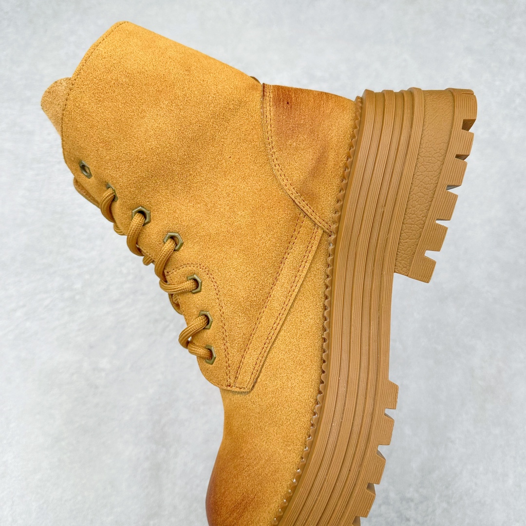 图片[7]-Miu Miu Biker Leather Boots 机车系列中帮潮流时装女士机车风休闲厚底马丁沙漠工装靴 MiuMiu缪缪 新品纯原级别发售# 硬控10秒大黄靴是整个秋冬穿搭灵魂 微翘大头鞋上脚超级显瘦 平底鞋脚感很软很轻不板脚 #增高5CM但完全不重 #头层麂皮绒材质 #可外翻两穿马丁靴 两种风格 #渐变做旧效果 尺码：35 36 37 38 39 40 41 三色可选：黄色 黑色 棕色-选品中心