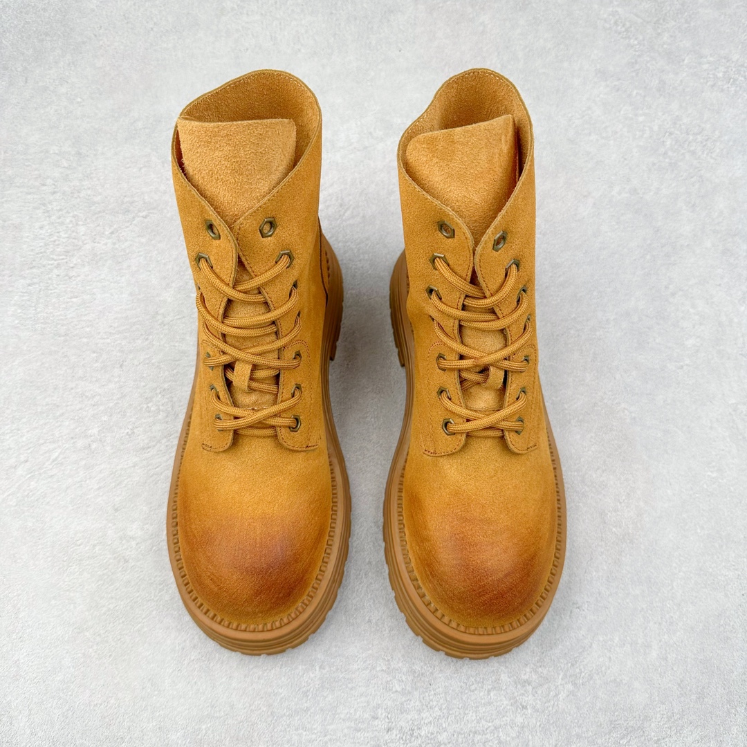 图片[2]-Miu Miu Biker Leather Boots 机车系列中帮潮流时装女士机车风休闲厚底马丁沙漠工装靴 MiuMiu缪缪 新品纯原级别发售# 硬控10秒大黄靴是整个秋冬穿搭灵魂 微翘大头鞋上脚超级显瘦 平底鞋脚感很软很轻不板脚 #增高5CM但完全不重 #头层麂皮绒材质 #可外翻两穿马丁靴 两种风格 #渐变做旧效果 尺码：35 36 37 38 39 40 41 三色可选：黄色 黑色 棕色-选品中心