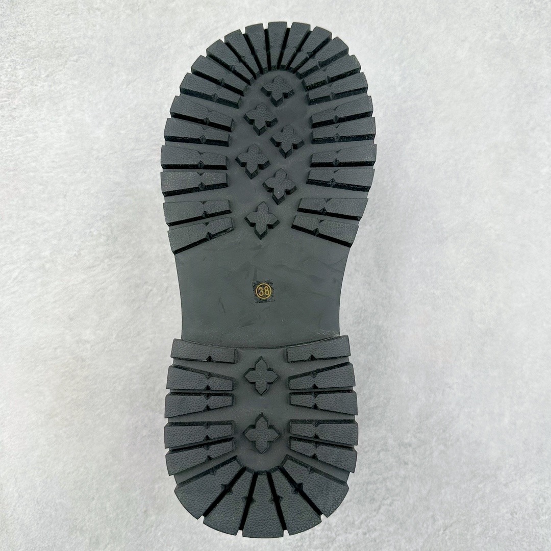 图片[9]-Miu Miu Biker Leather Boots 机车系列中帮潮流时装女士机车风休闲厚底马丁沙漠工装靴 MiuMiu缪缪 新品纯原级别发售# 硬控10秒大黄靴是整个秋冬穿搭灵魂 微翘大头鞋上脚超级显瘦 平底鞋脚感很软很轻不板脚 #增高5CM但完全不重 #头层麂皮绒材质 #可外翻两穿马丁靴 两种风格 #渐变做旧效果 尺码：35 36 37 38 39 40 41 三色可选：黄色 黑色 棕色-选品中心