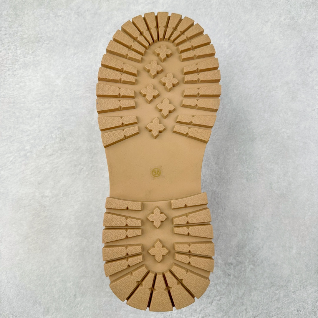 图片[9]-Miu Miu Biker Leather Boots 机车系列中帮潮流时装女士机车风休闲厚底马丁沙漠工装靴 MiuMiu缪缪 新品纯原级别发售# 硬控10秒大黄靴是整个秋冬穿搭灵魂 微翘大头鞋上脚超级显瘦 平底鞋脚感很软很轻不板脚 #增高5CM但完全不重 #头层麂皮绒材质 #可外翻两穿马丁靴 两种风格 #渐变做旧效果 尺码：35 36 37 38 39 40 41 三色可选：黄色 黑色 棕色-选品中心