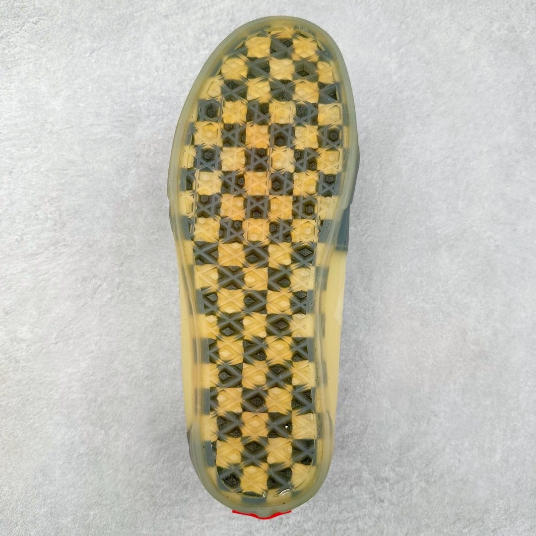 图片[9]-Palm Angels x Vans Sk8-Mid 联名 整体黑白红色系搭配后跟大面积咖啡色麂皮与脚背处黑色麂皮相呼应 做旧的轻微黄大底复古感直接拉满 Palm Angels经典的胶布logo以烫印的形式出现在鞋面 彰显了品牌的身份也使整体线条更丰富 货号：VN0A7TNH78C 尺码：35 36 36.5 37 38 38.5 39 40 40.5 41 42 42.5 43 44-选品中心