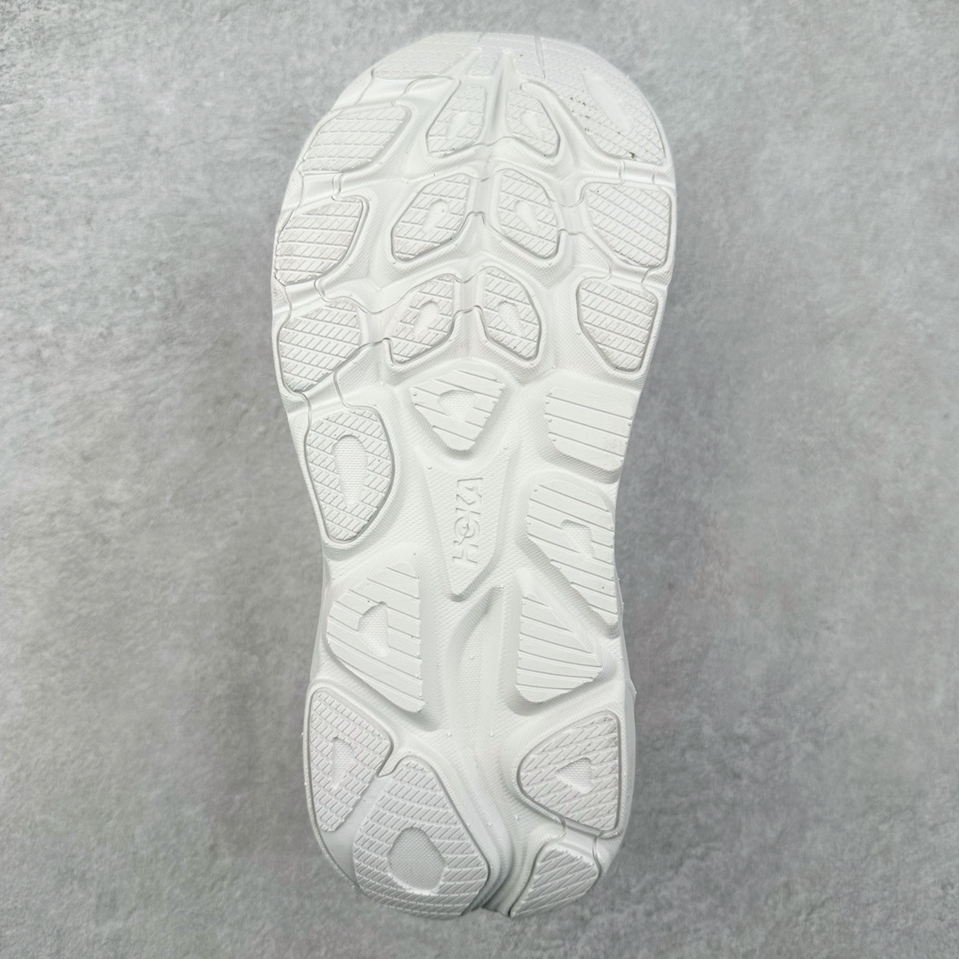 图片[9]-HOKA ONE ONE Clifton 克里夫顿10代专业性能减震公路跑步鞋 轻盈透气的针织网面和纱线的使用让鞋面更挺拔 增强鞋面的强度和支撑性能 搭配柔软的鞋舌 让双脚在舒适包裹中跑的更加畅快 全新泡棉中底 柔软的同时增强回弹性能 为不同跑者提供更平稳流畅的脚感 带来全面的缓冲保护 根据人体工程学设计的延长拉襟 后跟处弹软的海绵填充舒适固定 避免掉跟和摩擦 相比上一代光滑的内衬 Clifton 9的内衬增强了摩擦力 避免双脚在鞋内滑动 尺码：36 36.5 37.5 38 38.5 39 40 40.5 41 42 42.5 43 44 44.5 45-选品中心