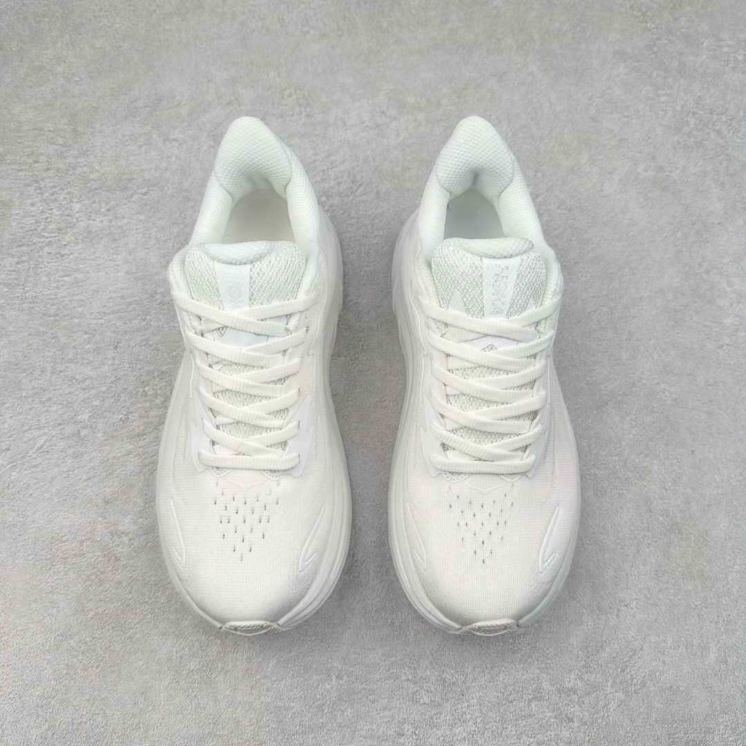 图片[2]-HOKA ONE ONE Clifton 克里夫顿10代专业性能减震公路跑步鞋 轻盈透气的针织网面和纱线的使用让鞋面更挺拔 增强鞋面的强度和支撑性能 搭配柔软的鞋舌 让双脚在舒适包裹中跑的更加畅快 全新泡棉中底 柔软的同时增强回弹性能 为不同跑者提供更平稳流畅的脚感 带来全面的缓冲保护 根据人体工程学设计的延长拉襟 后跟处弹软的海绵填充舒适固定 避免掉跟和摩擦 相比上一代光滑的内衬 Clifton 9的内衬增强了摩擦力 避免双脚在鞋内滑动 尺码：36 36.5 37.5 38 38.5 39 40 40.5 41 42 42.5 43 44 44.5 45-选品中心