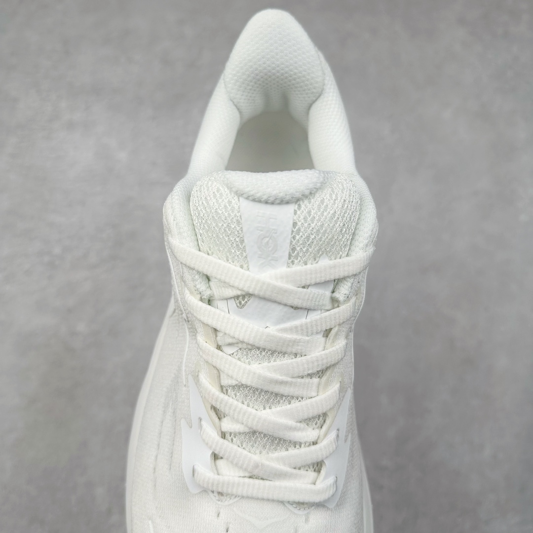 图片[5]-HOKA ONE ONE Clifton 克里夫顿10代专业性能减震公路跑步鞋 轻盈透气的针织网面和纱线的使用让鞋面更挺拔 增强鞋面的强度和支撑性能 搭配柔软的鞋舌 让双脚在舒适包裹中跑的更加畅快 全新泡棉中底 柔软的同时增强回弹性能 为不同跑者提供更平稳流畅的脚感 带来全面的缓冲保护 根据人体工程学设计的延长拉襟 后跟处弹软的海绵填充舒适固定 避免掉跟和摩擦 相比上一代光滑的内衬 Clifton 9的内衬增强了摩擦力 避免双脚在鞋内滑动 尺码：36 36.5 37.5 38 38.5 39 40 40.5 41 42 42.5 43 44 44.5 45-选品中心