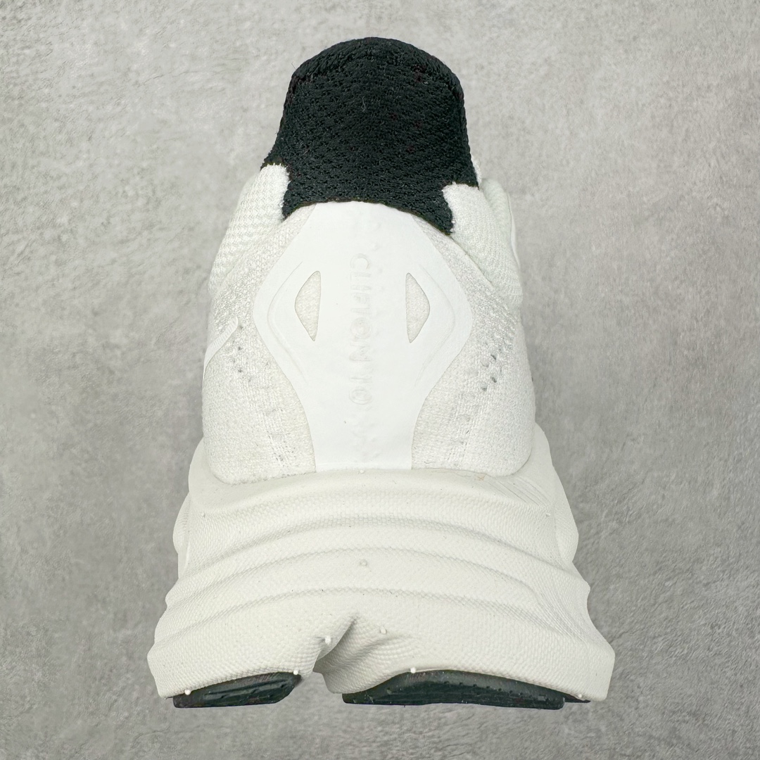 图片[8]-HOKA ONE ONE Clifton 克里夫顿10代专业性能减震公路跑步鞋 轻盈透气的针织网面和纱线的使用让鞋面更挺拔 增强鞋面的强度和支撑性能 搭配柔软的鞋舌 让双脚在舒适包裹中跑的更加畅快 全新泡棉中底 柔软的同时增强回弹性能 为不同跑者提供更平稳流畅的脚感 带来全面的缓冲保护 根据人体工程学设计的延长拉襟 后跟处弹软的海绵填充舒适固定 避免掉跟和摩擦 相比上一代光滑的内衬 Clifton 9的内衬增强了摩擦力 避免双脚在鞋内滑动 尺码：36 36.5 37.5 38 38.5 39 40 40.5 41 42 42.5 43 44 44.5 45-选品中心