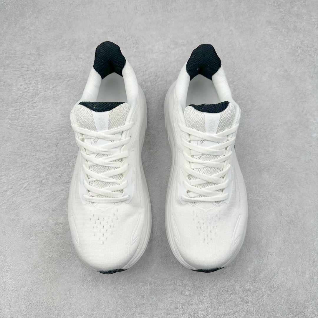 图片[2]-HOKA ONE ONE Clifton 克里夫顿10代专业性能减震公路跑步鞋 轻盈透气的针织网面和纱线的使用让鞋面更挺拔 增强鞋面的强度和支撑性能 搭配柔软的鞋舌 让双脚在舒适包裹中跑的更加畅快 全新泡棉中底 柔软的同时增强回弹性能 为不同跑者提供更平稳流畅的脚感 带来全面的缓冲保护 根据人体工程学设计的延长拉襟 后跟处弹软的海绵填充舒适固定 避免掉跟和摩擦 相比上一代光滑的内衬 Clifton 9的内衬增强了摩擦力 避免双脚在鞋内滑动 尺码：36 36.5 37.5 38 38.5 39 40 40.5 41 42 42.5 43 44 44.5 45-选品中心