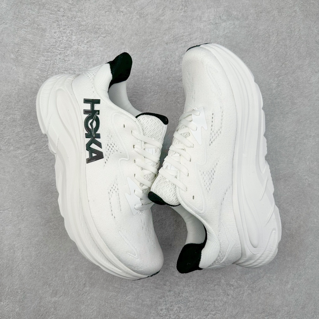 图片[3]-HOKA ONE ONE Clifton 克里夫顿10代专业性能减震公路跑步鞋 轻盈透气的针织网面和纱线的使用让鞋面更挺拔 增强鞋面的强度和支撑性能 搭配柔软的鞋舌 让双脚在舒适包裹中跑的更加畅快 全新泡棉中底 柔软的同时增强回弹性能 为不同跑者提供更平稳流畅的脚感 带来全面的缓冲保护 根据人体工程学设计的延长拉襟 后跟处弹软的海绵填充舒适固定 避免掉跟和摩擦 相比上一代光滑的内衬 Clifton 9的内衬增强了摩擦力 避免双脚在鞋内滑动 尺码：36 36.5 37.5 38 38.5 39 40 40.5 41 42 42.5 43 44 44.5 45-选品中心