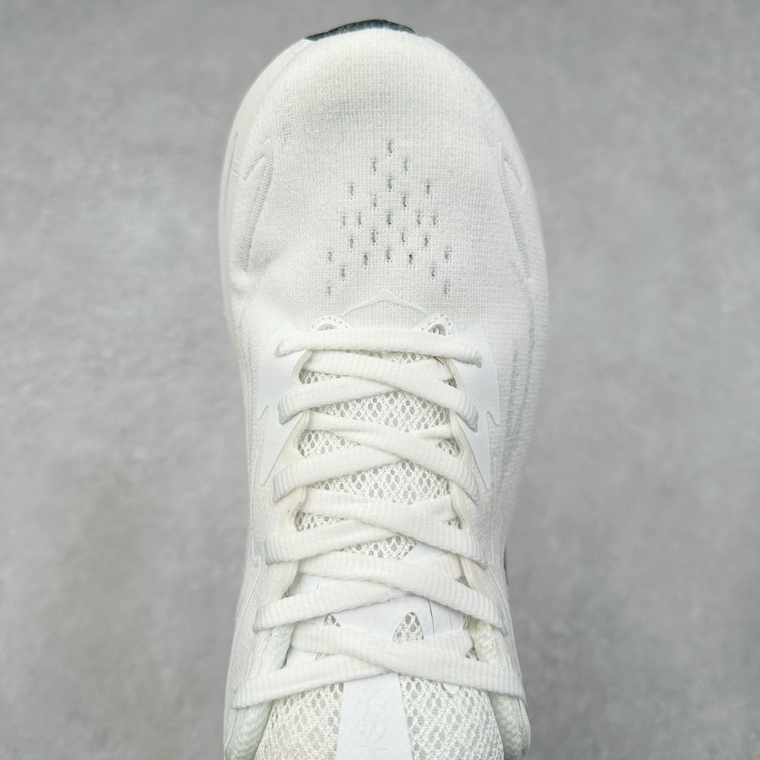 图片[4]-HOKA ONE ONE Clifton 克里夫顿10代专业性能减震公路跑步鞋 轻盈透气的针织网面和纱线的使用让鞋面更挺拔 增强鞋面的强度和支撑性能 搭配柔软的鞋舌 让双脚在舒适包裹中跑的更加畅快 全新泡棉中底 柔软的同时增强回弹性能 为不同跑者提供更平稳流畅的脚感 带来全面的缓冲保护 根据人体工程学设计的延长拉襟 后跟处弹软的海绵填充舒适固定 避免掉跟和摩擦 相比上一代光滑的内衬 Clifton 9的内衬增强了摩擦力 避免双脚在鞋内滑动 尺码：36 36.5 37.5 38 38.5 39 40 40.5 41 42 42.5 43 44 44.5 45-选品中心