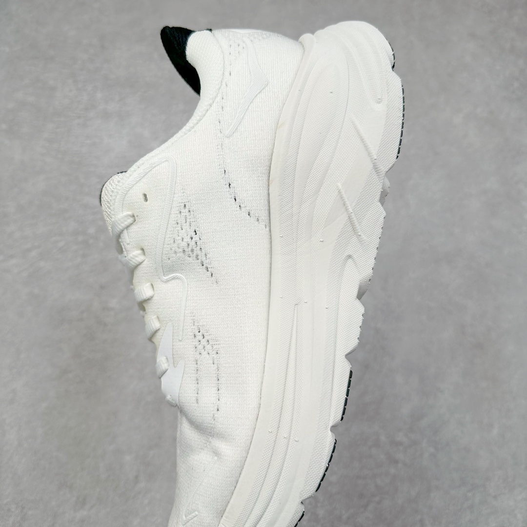 图片[7]-HOKA ONE ONE Clifton 克里夫顿10代专业性能减震公路跑步鞋 轻盈透气的针织网面和纱线的使用让鞋面更挺拔 增强鞋面的强度和支撑性能 搭配柔软的鞋舌 让双脚在舒适包裹中跑的更加畅快 全新泡棉中底 柔软的同时增强回弹性能 为不同跑者提供更平稳流畅的脚感 带来全面的缓冲保护 根据人体工程学设计的延长拉襟 后跟处弹软的海绵填充舒适固定 避免掉跟和摩擦 相比上一代光滑的内衬 Clifton 9的内衬增强了摩擦力 避免双脚在鞋内滑动 尺码：36 36.5 37.5 38 38.5 39 40 40.5 41 42 42.5 43 44 44.5 45-选品中心