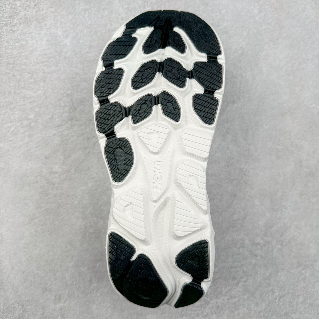 图片[9]-HOKA ONE ONE Clifton 克里夫顿10代专业性能减震公路跑步鞋 轻盈透气的针织网面和纱线的使用让鞋面更挺拔 增强鞋面的强度和支撑性能 搭配柔软的鞋舌 让双脚在舒适包裹中跑的更加畅快 全新泡棉中底 柔软的同时增强回弹性能 为不同跑者提供更平稳流畅的脚感 带来全面的缓冲保护 根据人体工程学设计的延长拉襟 后跟处弹软的海绵填充舒适固定 避免掉跟和摩擦 相比上一代光滑的内衬 Clifton 9的内衬增强了摩擦力 避免双脚在鞋内滑动 尺码：36 36.5 37.5 38 38.5 39 40 40.5 41 42 42.5 43 44 44.5 45-选品中心