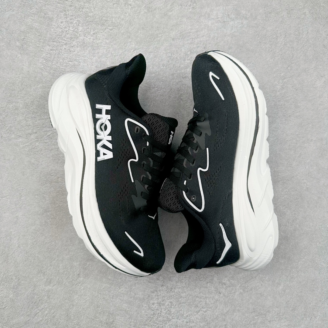 图片[3]-HOKA ONE ONE Clifton 克里夫顿10代专业性能减震公路跑步鞋 轻盈透气的针织网面和纱线的使用让鞋面更挺拔 增强鞋面的强度和支撑性能 搭配柔软的鞋舌 让双脚在舒适包裹中跑的更加畅快 全新泡棉中底 柔软的同时增强回弹性能 为不同跑者提供更平稳流畅的脚感 带来全面的缓冲保护 根据人体工程学设计的延长拉襟 后跟处弹软的海绵填充舒适固定 避免掉跟和摩擦 相比上一代光滑的内衬 Clifton 9的内衬增强了摩擦力 避免双脚在鞋内滑动 尺码：36 36.5 37.5 38 38.5 39 40 40.5 41 42 42.5 43 44 44.5 45-选品中心