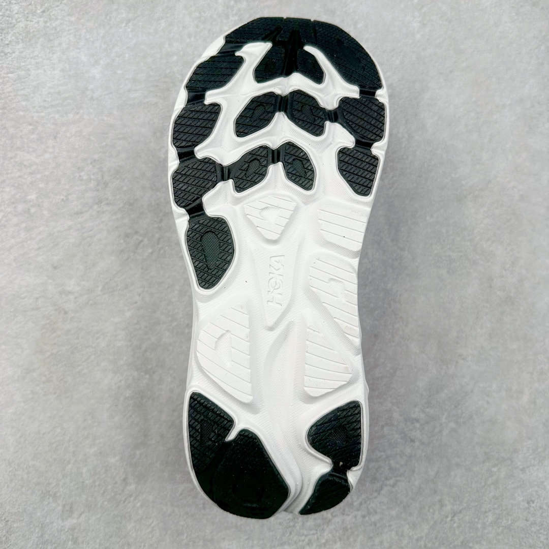 图片[9]-HOKA ONE ONE Clifton 克里夫顿10代专业性能减震公路跑步鞋 轻盈透气的针织网面和纱线的使用让鞋面更挺拔 增强鞋面的强度和支撑性能 搭配柔软的鞋舌 让双脚在舒适包裹中跑的更加畅快 全新泡棉中底 柔软的同时增强回弹性能 为不同跑者提供更平稳流畅的脚感 带来全面的缓冲保护 根据人体工程学设计的延长拉襟 后跟处弹软的海绵填充舒适固定 避免掉跟和摩擦 相比上一代光滑的内衬 Clifton 9的内衬增强了摩擦力 避免双脚在鞋内滑动 尺码：36 36.5 37.5 38 38.5 39 40 40.5 41 42 42.5 43 44 44.5 45-选品中心