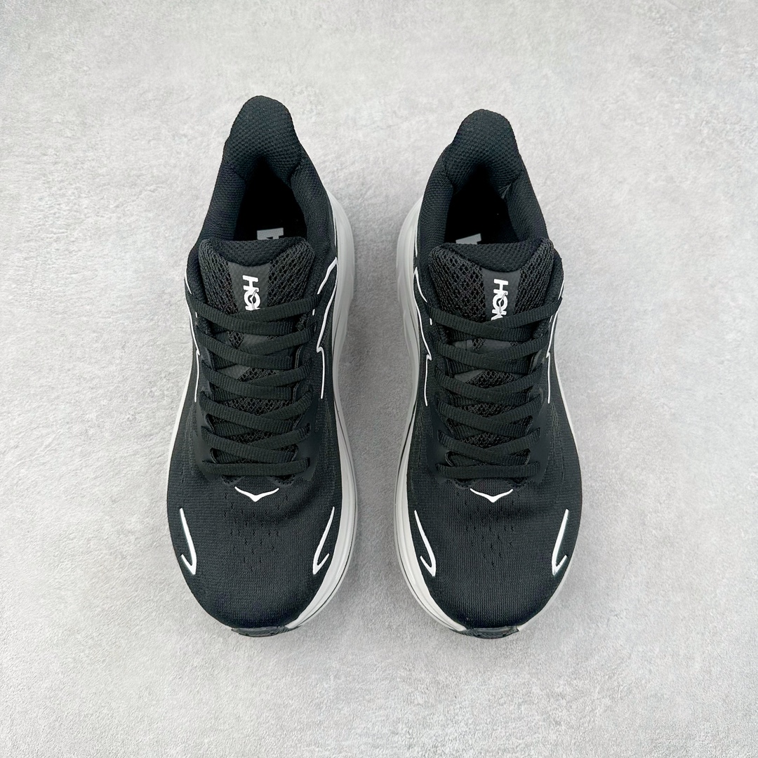 图片[2]-HOKA ONE ONE Clifton 克里夫顿10代专业性能减震公路跑步鞋 轻盈透气的针织网面和纱线的使用让鞋面更挺拔 增强鞋面的强度和支撑性能 搭配柔软的鞋舌 让双脚在舒适包裹中跑的更加畅快 全新泡棉中底 柔软的同时增强回弹性能 为不同跑者提供更平稳流畅的脚感 带来全面的缓冲保护 根据人体工程学设计的延长拉襟 后跟处弹软的海绵填充舒适固定 避免掉跟和摩擦 相比上一代光滑的内衬 Clifton 9的内衬增强了摩擦力 避免双脚在鞋内滑动 尺码：36 36.5 37.5 38 38.5 39 40 40.5 41 42 42.5 43 44 44.5 45-选品中心