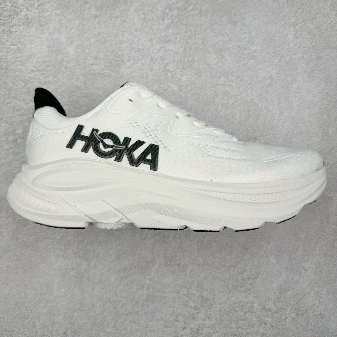 HOKA ONE ONE Clifton 克里夫顿10代专业性能减震公路跑步鞋 轻盈透气的针织网面和纱线的使用让鞋面更挺拔 增强鞋面的强度和支撑性能 搭配柔软的鞋舌 让双脚在舒适包裹中跑的更加畅快 全新泡棉中底 柔软的同时增强回弹性能 为不同跑者提供更平稳流畅的脚感 带来全面的缓冲保护 根据人体工程学设计的延长拉襟 后跟处弹软的海绵填充舒适固定 避免掉跟和摩擦 相比上一代光滑的内衬 Clifton 9的内衬增强了摩擦力 避免双脚在鞋内滑动 尺码：36 36.5 37.5 38 38.5 39 40 40.5 41 42 42.5 43 44 44.5 45-选品中心