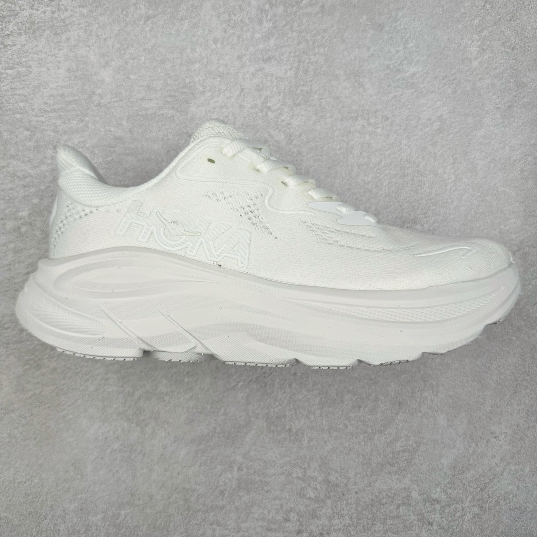 HOKA ONE ONE Clifton 克里夫顿10代专业性能减震公路跑步鞋 轻盈透气的针织网面和纱线的使用让鞋面更挺拔 增强鞋面的强度和支撑性能 搭配柔软的鞋舌 让双脚在舒适包裹中跑的更加畅快 全新泡棉中底 柔软的同时增强回弹性能 为不同跑者提供更平稳流畅的脚感 带来全面的缓冲保护 根据人体工程学设计的延长拉襟 后跟处弹软的海绵填充舒适固定 避免掉跟和摩擦 相比上一代光滑的内衬 Clifton 9的内衬增强了摩擦力 避免双脚在鞋内滑动 尺码：36 36.5 37.5 38 38.5 39 40 40.5 41 42 42.5 43 44 44.5 45-选品中心