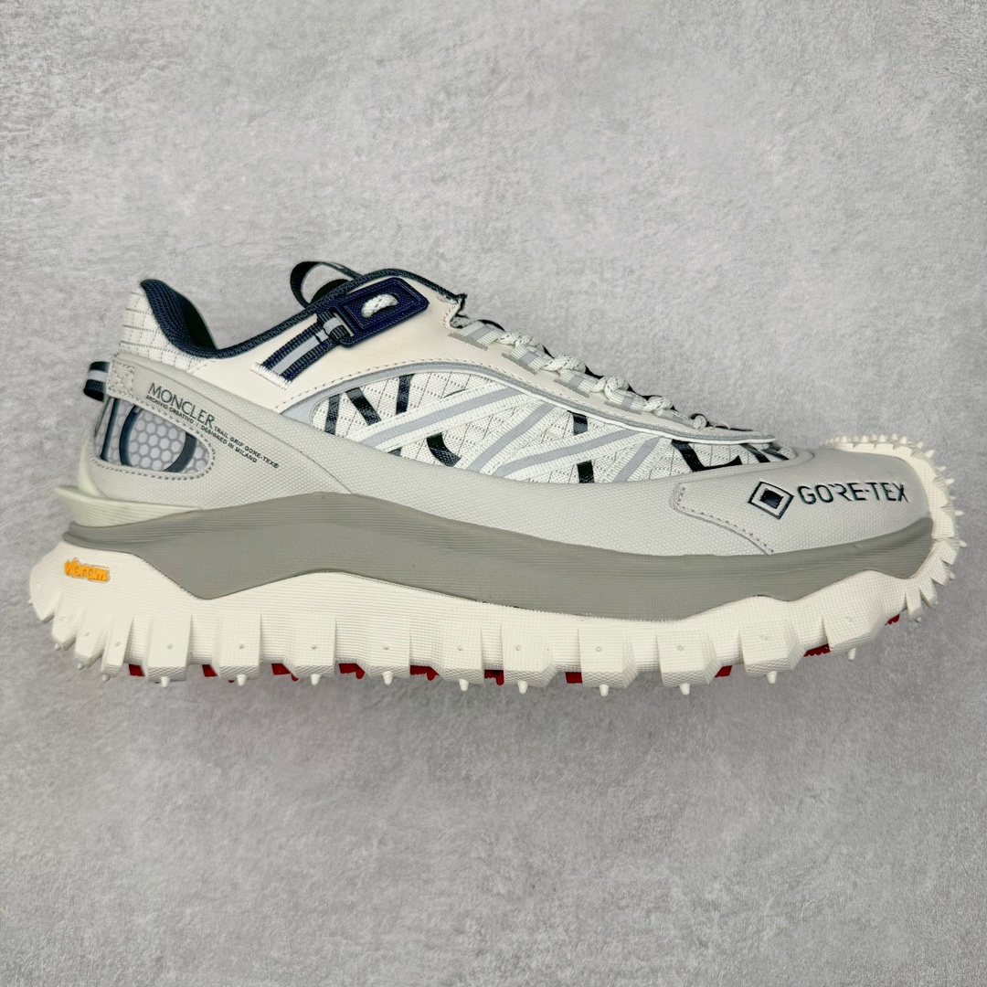 ＃莞产 Moncler Trailgrip Gore-Tex 蒙口越野旅行系列低帮厚底轻量户外登山运动鞋 盟可睐MONCLER TRAILGRIP 鞋履新季系列 前卫设计碰撞实用科技 轻盈面料无惧炎热夏季 Trailgrip运动鞋作为盟可睐Moncler的秋冬新作横空出世 融蕴品牌山地基因 运用科技前沿技术 征服野外复杂地形 醒目的胎纹设计搭配弧形橡胶鞋头 确保经久耐穿 为山野探险与都市畅游提供高效防护 Trailgrip 2023春夏系列将在既有的实用性基础之上 推出全新配色 并采用更轻材质 尺码：35 36 37 38 39 40 41 42 43 44 45 46-选品中心