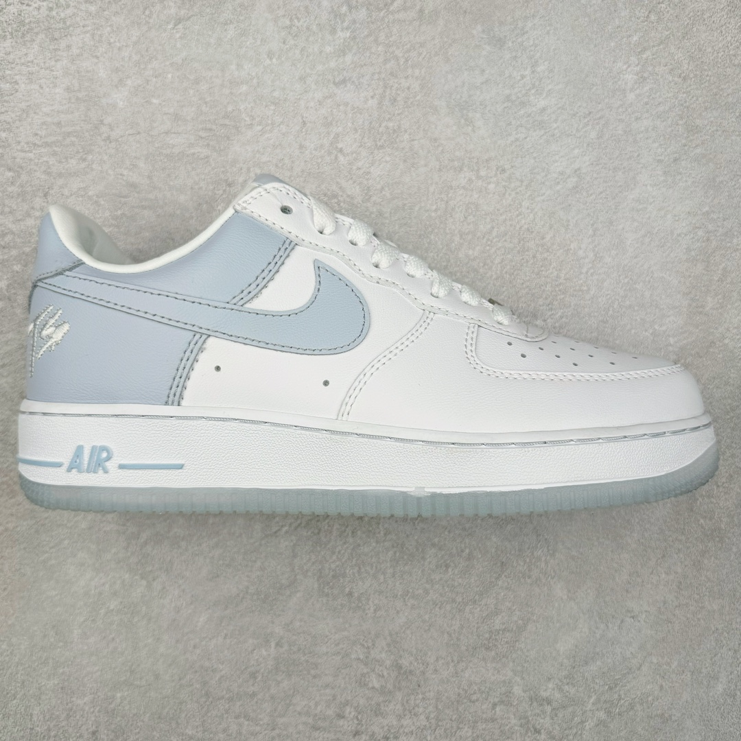＃空军盲盒福利 NK Air Force 1´07 Low 空军一号低帮百搭休闲运动板鞋 白菜价亏本清仓套现转新款 机不可失 好好把握 随机一双 只选尺码 商品款式均为上架顶级款式 单品零售价格2×× 保证稳赚不赔 无通货 无烂货 会有轻微瑕疵的情况 友情提醒 买到是亏还是赚 每个人定义不同福袋闷包理论上和赌博心理相同玩的就是惊喜 玩的就是心跳活动商品无严重质量问题不退换 柔软、弹性十足的缓震性能和出色的中底设计 横跨复古与现代的外型结合 造就出风靡全球 三十多年的Force 1 直到今天还深受青睐 尺码：36 36.5 37 38 38.5 39 40 40.5 41 42 42.5 43 44 44.5 45-选品中心