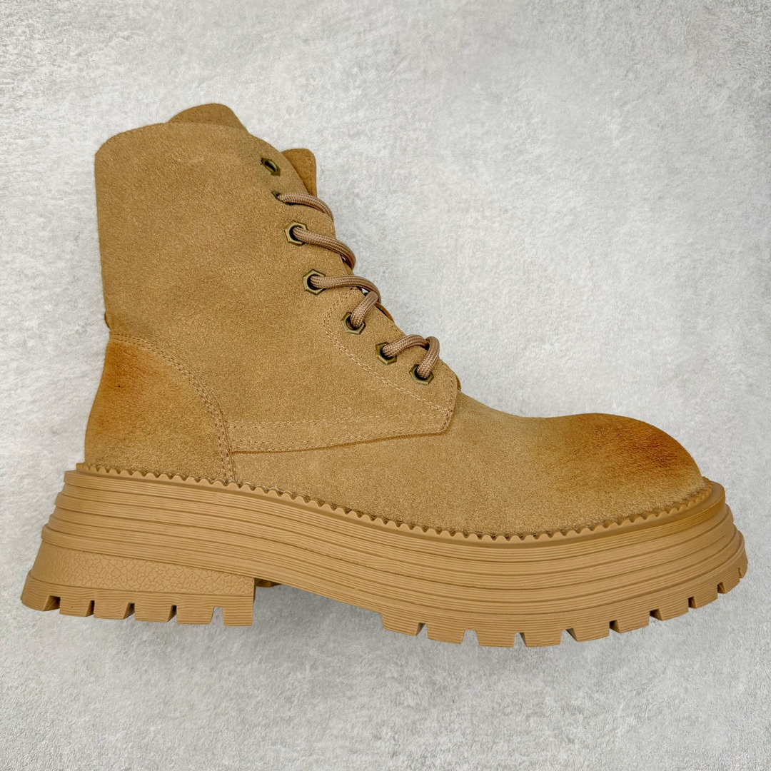 Miu Miu Biker Leather Boots 机车系列中帮潮流时装女士机车风休闲厚底马丁沙漠工装靴 MiuMiu缪缪 新品纯原级别发售# 硬控10秒大黄靴是整个秋冬穿搭灵魂 微翘大头鞋上脚超级显瘦 平底鞋脚感很软很轻不板脚 #增高5CM但完全不重 #头层麂皮绒材质 #可外翻两穿马丁靴 两种风格 #渐变做旧效果 尺码:35 36 37 38 39 40 41 三色可选:黄色 黑色 棕色-选品中心