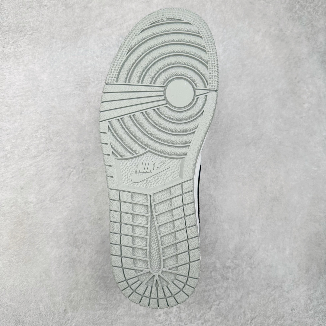 图片[9]-＃特价福利 Air Jordan AJ1 Mid 中帮系列 原装楦头纸板开发 完美鞋型 超高清洁度 鞋型不臃肿别扭 原厂内置全掌气垫 A模大底 鞋舌AJ原厂专用牛津布 AJ专用反口珍珠布 原厂无杂质高弹内里海棉 特殊封边弹力鞋带 原鞋开模 拒绝公底 购置公司同步原材料 都有细节原汁原味 忠于原版 尺码：36 36.5 37.5 38 38.5 39 40 40.5 41 42 42.5 43 44 44.5 45 46-选品中心