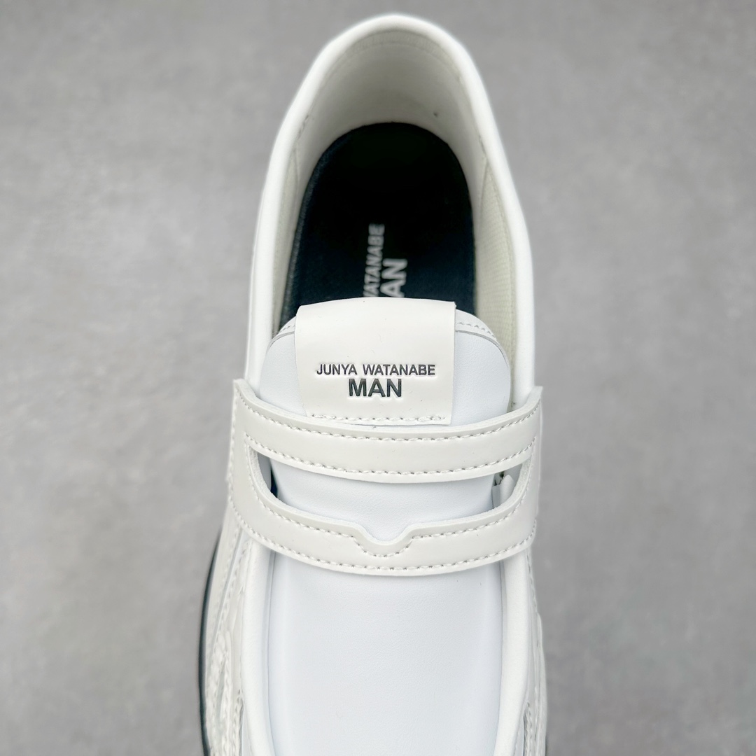 图片[5]-JUNYA WATANABE x New Balance NB 1906R 新百伦联名款舒适百搭防滑低帮生活休闲鞋乐福鞋 Junya Watanabe 和 New Balance 再次联手，推出了全新的合作款——1906 Loafer。这款跨越运动鞋与皮鞋界限的设计。设计将 New Balance 1906R 的技术与经典皮革便鞋的风格完美融合。厚实的鞋底与精致的漆皮鞋面，不仅保留了运动鞋的舒适感，还能轻松驾驭休闲与正式造型。一位国外鞋友对此鞋的评价颇具趣味：“这是开完重要会议后，立马开始 5K 长跑的理想鞋款。”-选品中心