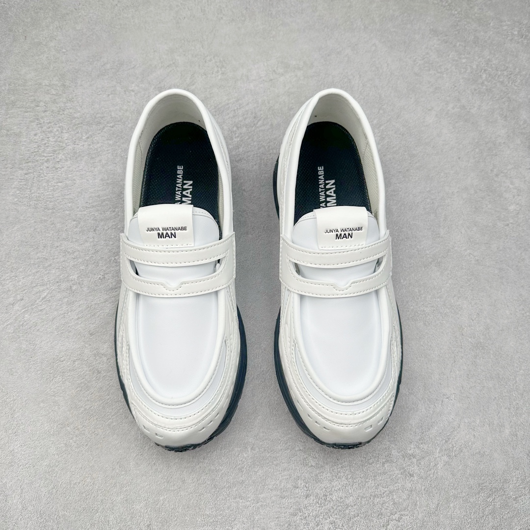 图片[2]-JUNYA WATANABE x New Balance NB 1906R 新百伦联名款舒适百搭防滑低帮生活休闲鞋乐福鞋 Junya Watanabe 和 New Balance 再次联手，推出了全新的合作款——1906 Loafer。这款跨越运动鞋与皮鞋界限的设计。设计将 New Balance 1906R 的技术与经典皮革便鞋的风格完美融合。厚实的鞋底与精致的漆皮鞋面，不仅保留了运动鞋的舒适感，还能轻松驾驭休闲与正式造型。一位国外鞋友对此鞋的评价颇具趣味：“这是开完重要会议后，立马开始 5K 长跑的理想鞋款。”-选品中心