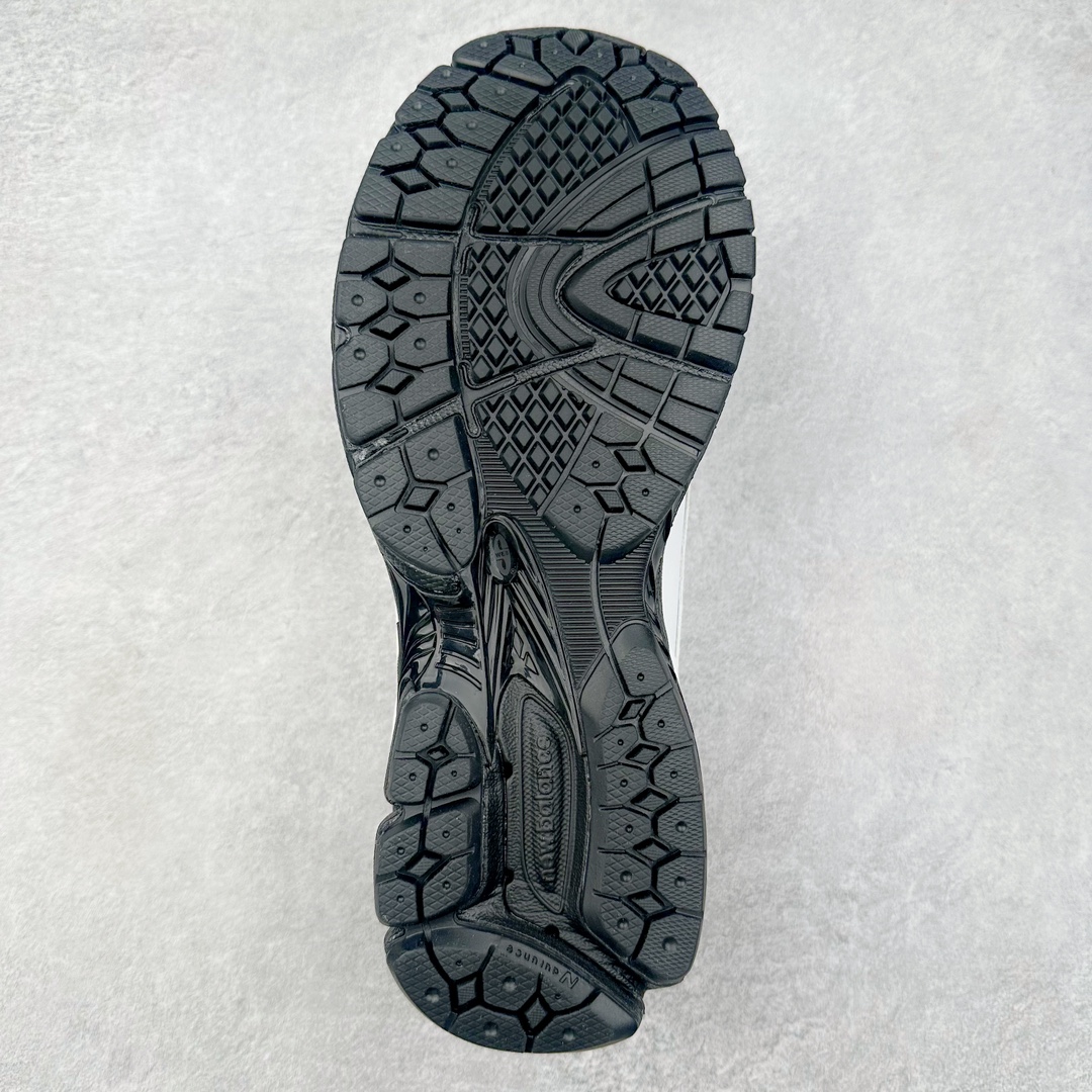 图片[9]-JUNYA WATANABE x New Balance NB 1906R 新百伦联名款舒适百搭防滑低帮生活休闲鞋乐福鞋 Junya Watanabe 和 New Balance 再次联手，推出了全新的合作款——1906 Loafer。这款跨越运动鞋与皮鞋界限的设计。设计将 New Balance 1906R 的技术与经典皮革便鞋的风格完美融合。厚实的鞋底与精致的漆皮鞋面，不仅保留了运动鞋的舒适感，还能轻松驾驭休闲与正式造型。一位国外鞋友对此鞋的评价颇具趣味：“这是开完重要会议后，立马开始 5K 长跑的理想鞋款。”-选品中心