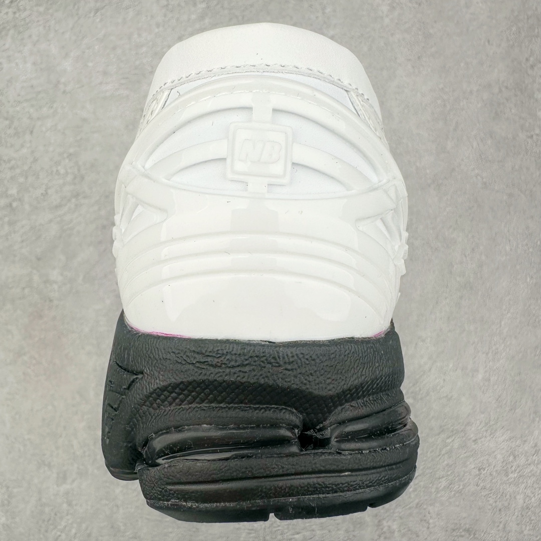 图片[8]-JUNYA WATANABE x New Balance NB 1906R 新百伦联名款舒适百搭防滑低帮生活休闲鞋乐福鞋 Junya Watanabe 和 New Balance 再次联手，推出了全新的合作款——1906 Loafer。这款跨越运动鞋与皮鞋界限的设计。设计将 New Balance 1906R 的技术与经典皮革便鞋的风格完美融合。厚实的鞋底与精致的漆皮鞋面，不仅保留了运动鞋的舒适感，还能轻松驾驭休闲与正式造型。一位国外鞋友对此鞋的评价颇具趣味：“这是开完重要会议后，立马开始 5K 长跑的理想鞋款。”-选品中心