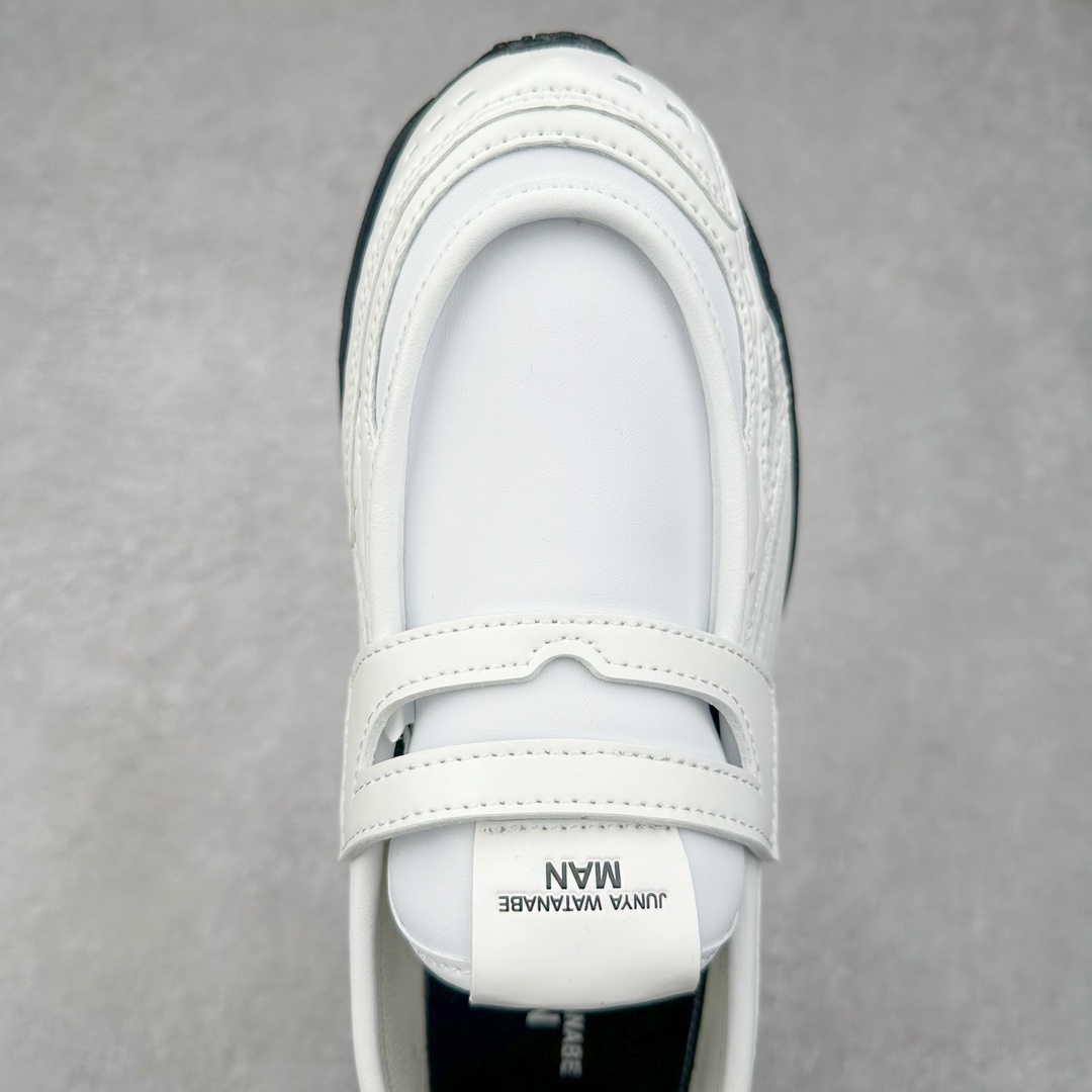 图片[4]-JUNYA WATANABE x New Balance NB 1906R 新百伦联名款舒适百搭防滑低帮生活休闲鞋乐福鞋 Junya Watanabe 和 New Balance 再次联手，推出了全新的合作款——1906 Loafer。这款跨越运动鞋与皮鞋界限的设计。设计将 New Balance 1906R 的技术与经典皮革便鞋的风格完美融合。厚实的鞋底与精致的漆皮鞋面，不仅保留了运动鞋的舒适感，还能轻松驾驭休闲与正式造型。一位国外鞋友对此鞋的评价颇具趣味：“这是开完重要会议后，立马开始 5K 长跑的理想鞋款。”-选品中心