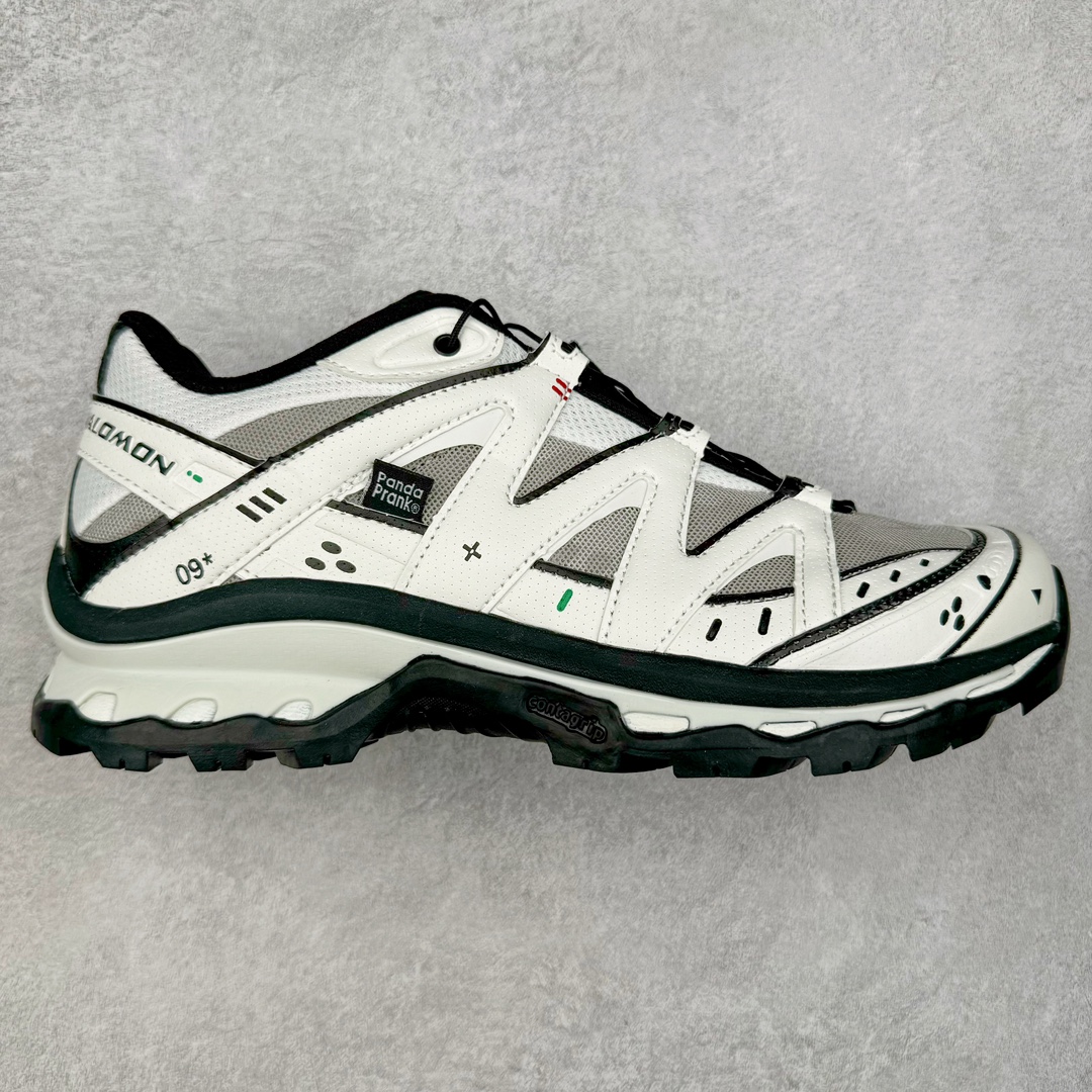 ＃X版 Salomon XT-QUEST ADV 萨洛蒙潮流越野机能户外功能鞋 纯原外贸平台特供订单 耗时半年巨作 全套原纸板楦头开发 原厂特供网布配套加持 确保原汁原味 完美呈现版型 原档数据独家私模五层组合大底 男女鞋同步官方开发至46.5 原装Ortholite轻量化鞋垫 中底布带钢印编号 原厂TPU锁扣 进口港宝加持 后跟自然饱满 还原公司包裹性 基于 SALOMON 初代 XT 鞋身造型并搭载 4D ADVANCED CHASSIS™ 大底打造而成 为这款 XT-QUEST 带来了多项足部控制与保护等功能性 如在运动过程中控制左右晃动的过程而提高稳定性、改善长途越野过程中足中到足尖的过渡、提高感知岩石的精确度以抵抗尖锐物体对脚底的伤害以及采用动态缓冲来增强穿着舒适感 从而减轻疲劳感 使 XT-QUEST 成为一双舒适且安全的户外之履 尺码：36 36.5 37.5 38 38.5 39 40 40.5 41 42 42.5 43 44 44.5 45 46 46.5-选品中心