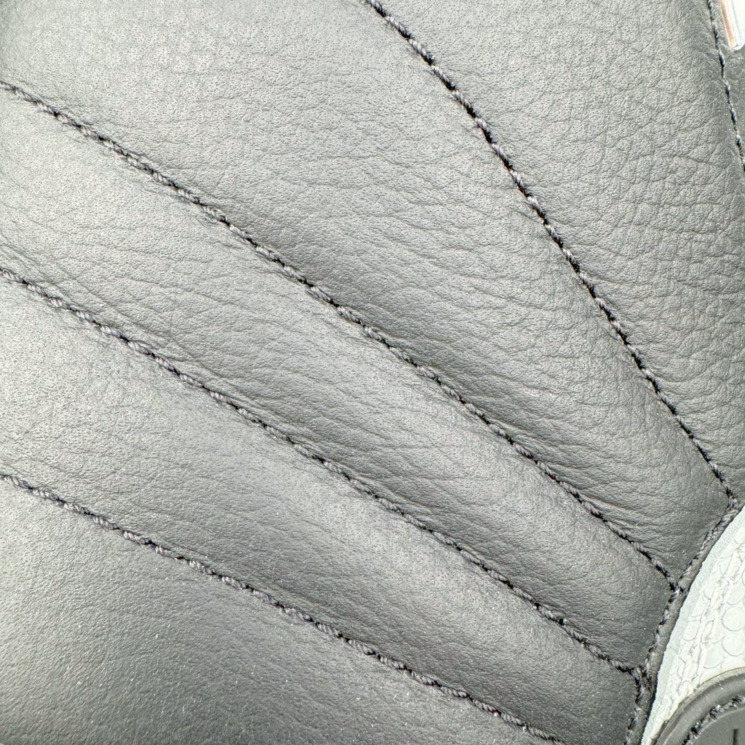 图片[16]-＃SZ纯原 Air Jordan AJ12 Retro 黑灰 货号：CT8013-010 外贸特供批次 原楦原档案数据开模打造 原汁原味12代鞋型 进口原厂皮料 原厂碳板 原装材料 原厂定制金属扣 原厂电绣 支持与公司货全方位对比 只服务于5%懂鞋的高端客户 发国外可支持各种retail商店充正寄售 尺码：40 40.5 41 42 42.5 43 44 44.5 45 45.5 46 47.5 48.5-选品中心