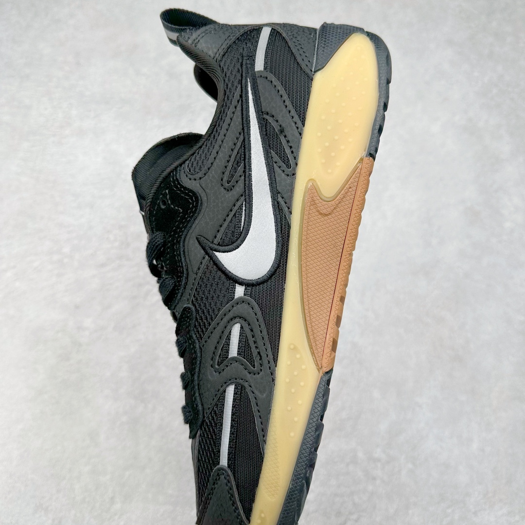 图片[7]-NIKE JAM 系列舒适时尚防滑耐磨低帮生活休闲鞋 FN0314-002 采用鞋面合成皮革与网眼布设计 以便于运动员在霹雳舞运动中的保护和耐穿 中底设计细节采用翻转SWOOSH设计 使得倒立动作时更显帅气 鞋子中的整体结构下降 有助于提供更好的缓震效果 设计语言来与NIKE 2000年跑跑鞋中汲取的材料组合以及设计语言 鞋子在线条处大量采用反光效果 尺码：36 36.5 37.5 38 38.5 39 40 40.5 41 42 42.5 43 44 44.5 45 46-选品中心