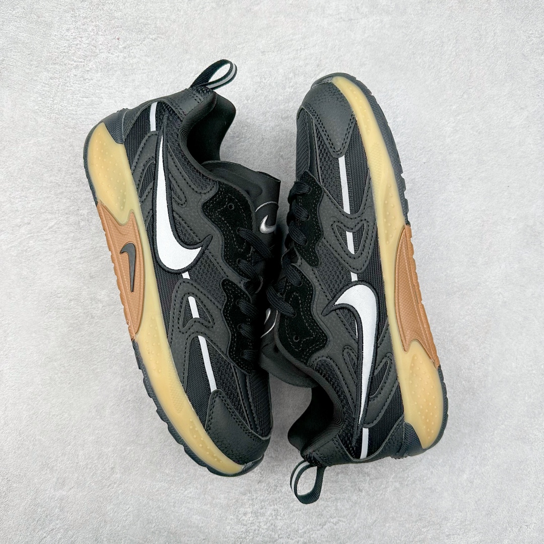 图片[3]-NIKE JAM 系列舒适时尚防滑耐磨低帮生活休闲鞋 FN0314-002 采用鞋面合成皮革与网眼布设计 以便于运动员在霹雳舞运动中的保护和耐穿 中底设计细节采用翻转SWOOSH设计 使得倒立动作时更显帅气 鞋子中的整体结构下降 有助于提供更好的缓震效果 设计语言来与NIKE 2000年跑跑鞋中汲取的材料组合以及设计语言 鞋子在线条处大量采用反光效果 尺码：36 36.5 37.5 38 38.5 39 40 40.5 41 42 42.5 43 44 44.5 45 46-选品中心