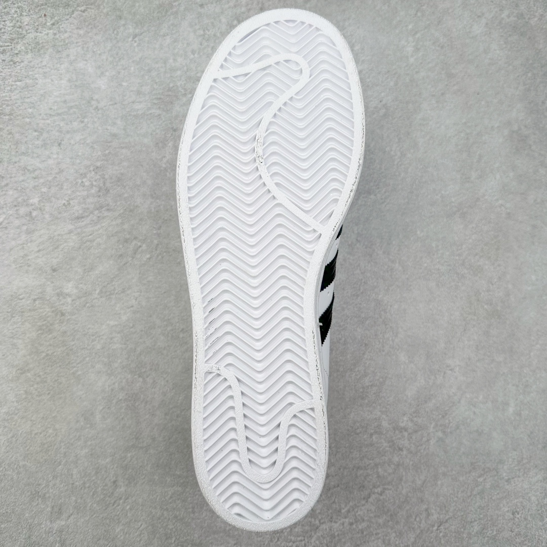 图片[9]-AD Originals Superstar 经典复古贝壳头板鞋 EG4958 诞生于1969年 是第一双将全皮面鞋 身与橡胶鞋头结合在一起的低帮篮球鞋 Superstar最开始 是作为高帮篮球鞋Pro Model的低帮版本而出现的 但因为其独特和醒目的橡胶鞋头造型而让大家熟知 被大家形象地称为\\\”shelltoe\\\”贝壳头 在70年代的美国职业篮球场上 接近3/4的NBA球员都将这双Superstar作为场上用鞋 80年代之后 经过不断的改良和发展 Superstar逐渐成为横跨时装、音乐、街头文化、休闲和运动等各大领域的时尚潮鞋 尺码：36 36.5 37 38 38.5 39 40 40.5 41 42 42.5 43 44 44.5 45-选品中心