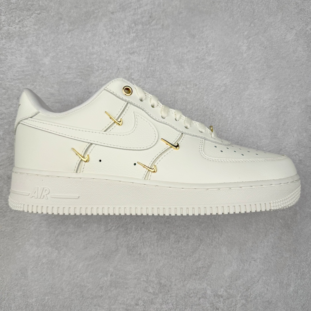 NK Air Force 1´07 Low 空军一号低帮百搭休闲运动板鞋 FV3654-111 柔软、弹性十足的缓震性能和出色的中底设计 横跨复古与现代的外型结合 造就出风靡全球 三十多年的Force 1 直到今天还深受青睐 尺码：36 36.5 37.5 38 38.5 39 40 40.5 41 42 42.5 43 44 44.5 45-选品中心