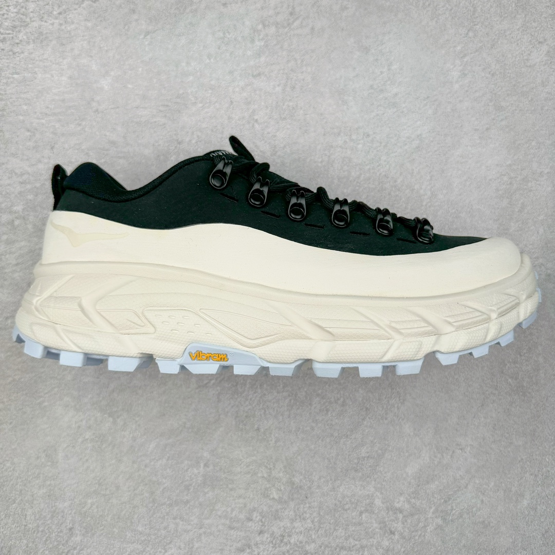 Hidden Characters x HOKA ONE ONE Hoka Tor Summit 2 Low\\\”White Black\\\”托亚顶峰系列低帮厚底轻量坦克户外登山运动鞋 鞋子采用细腻牛皮革包围 外圈挡泥板则是天然磨砂质地橡胶 金属鞋带扣 逼格拉满，Vibram大底与双层泡棉中底增加缓冲 给穿着者最佳的抓地力及舒适性，而整对鞋以牛巴革和耐用尼龙布材打造 与坚固的鞋底相结合，可以牢固地支撑脚部和脚踝 另外外层搭载的Event技术 保持鞋履防水以及鞋内透气作用 货号：1157070/SWW 尺码：36-46-选品中心