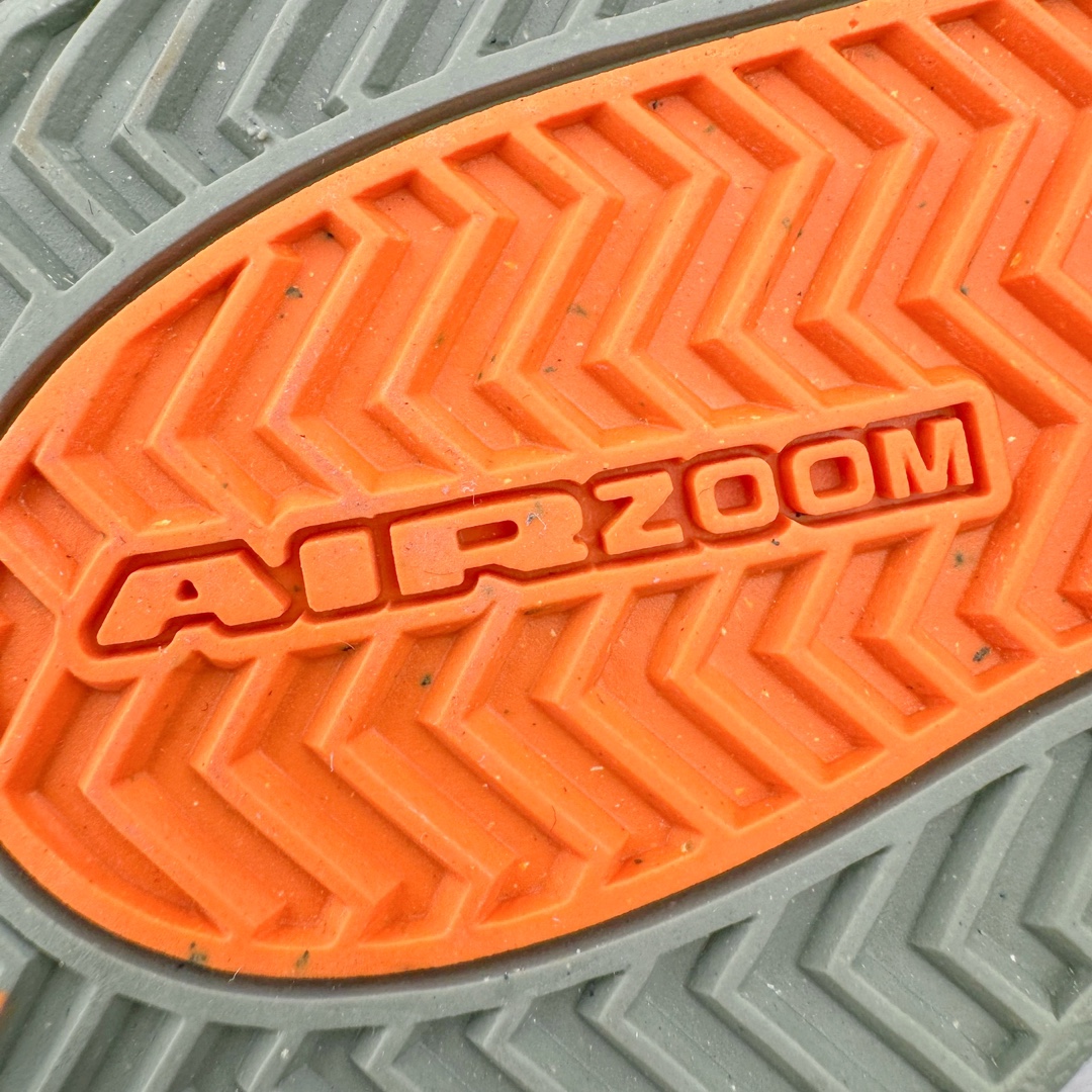 图片[13]-＃灭世/Max NK Book 1 Devin Booker 德文·布克一代男子实战篮球鞋 徒步旅行 军绿 HF6236-002 灭世纯原革新出货‼️缓震配置独家革新！实战属性直接拉满👊🏻实战 天花板上限再度提升！实战亲测-性能体验吊打国产同价位鞋款（为满足海外市场 布克一代最大尺码为47.5） ⚫️增配前掌鹅蛋ZOOM ➕抗扭片➕后掌马蹄ZOOM气垫（正品仅配置后掌zoom气垫） ⚫️采用科比4代鞋楦以及龙骨数据打造！小科4实至名归！（完美解决正品压脚趾问题） ⚫️鞋身➕鞋头增配高频补强层，提升鞋头以及脚踝支撑性 ⚫️鞋垫采用科比4代元年高弹缓震垫材质-磨合一场直接贴合脚型☑️ ⚫️外底加厚2mm，wow10止滑配方，无需磨合，抓地性能原地起飞 最强布克一代有且只在灭世纯原（支持市场任意货品正面PK） 真材实料，肉眼可见！革新升级绝非空穴来风！灭世纯原内外兼修，用态度诠释实战新篇章👊🏻 Book 1 尺码 39-47.5-选品中心