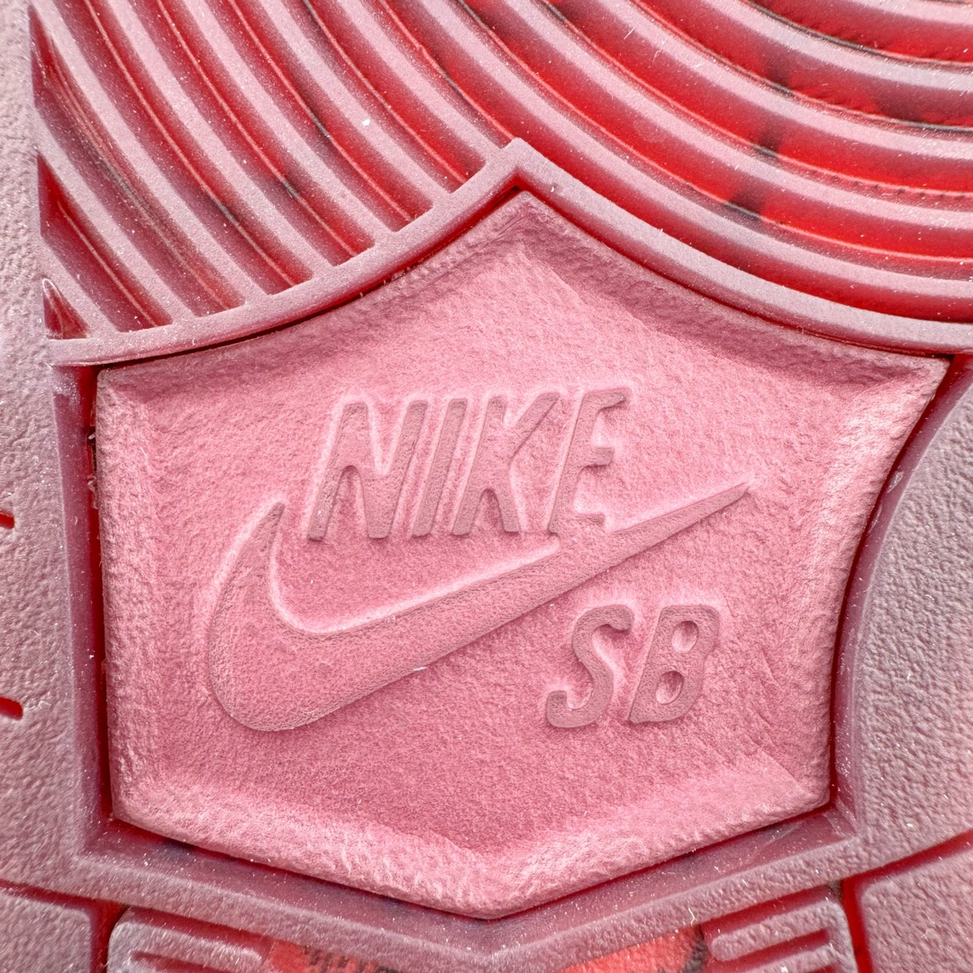 图片[21]-＃S2纯原 Riot Skateshop x NK SB Dunk Low 联名棕红波尔多 FZ1289-200 独家原厂航空铝磨具打磨大底 鞋头坡度极致还原 原盒原配 圈内天花板工艺 原厂冲刀 超高清洁度 全鞋零毛边皮料切割 全套原楦原模倾力打造完美版型 采用原厂百宏鞋带以及原厂百宏织唛舌标 内标可供原厂几率过验 原厂中底布黄色点胶 原厂中底布拉帮走线遵循公司‼️尺码：36 36.5 37.5 38 38.5 39 40 40.5 41 42 42.5 43 44 44.5 45 46 47.5-选品中心