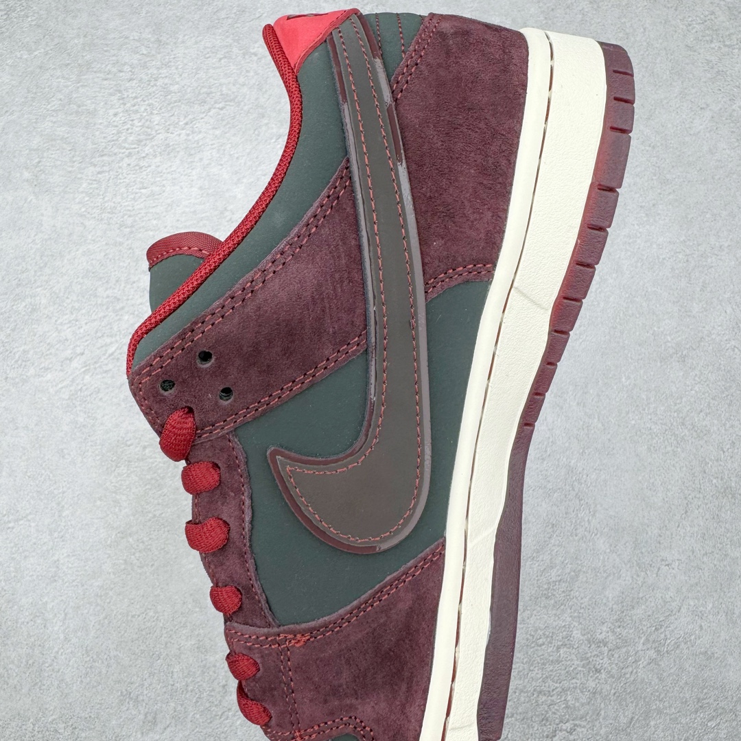 图片[7]-＃S2纯原 Riot Skateshop x NK SB Dunk Low 联名棕红波尔多 FZ1289-200 独家原厂航空铝磨具打磨大底 鞋头坡度极致还原 原盒原配 圈内天花板工艺 原厂冲刀 超高清洁度 全鞋零毛边皮料切割 全套原楦原模倾力打造完美版型 采用原厂百宏鞋带以及原厂百宏织唛舌标 内标可供原厂几率过验 原厂中底布黄色点胶 原厂中底布拉帮走线遵循公司‼️尺码：36 36.5 37.5 38 38.5 39 40 40.5 41 42 42.5 43 44 44.5 45 46 47.5-选品中心
