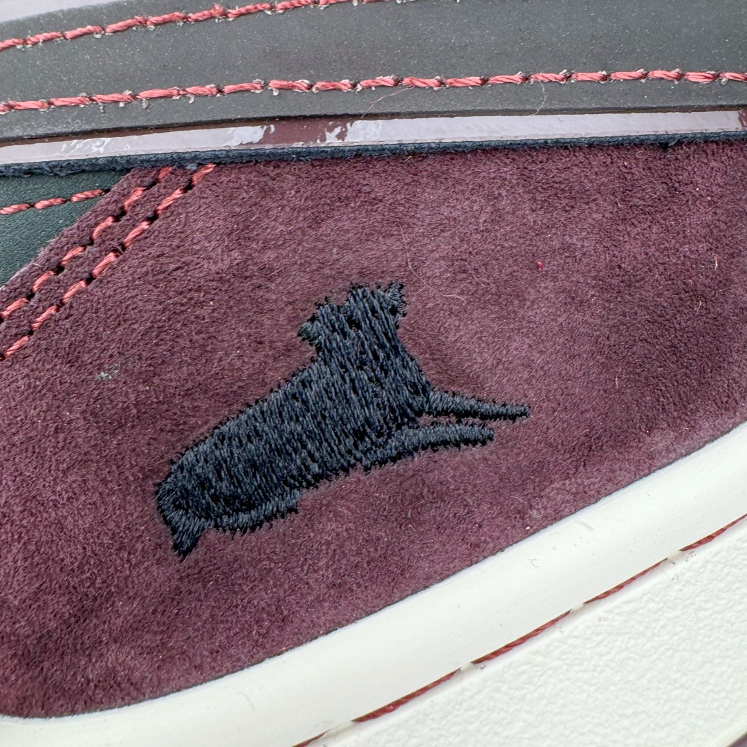 图片[19]-＃S2纯原 Riot Skateshop x NK SB Dunk Low 联名棕红波尔多 FZ1289-200 独家原厂航空铝磨具打磨大底 鞋头坡度极致还原 原盒原配 圈内天花板工艺 原厂冲刀 超高清洁度 全鞋零毛边皮料切割 全套原楦原模倾力打造完美版型 采用原厂百宏鞋带以及原厂百宏织唛舌标 内标可供原厂几率过验 原厂中底布黄色点胶 原厂中底布拉帮走线遵循公司‼️尺码：36 36.5 37.5 38 38.5 39 40 40.5 41 42 42.5 43 44 44.5 45 46 47.5-选品中心
