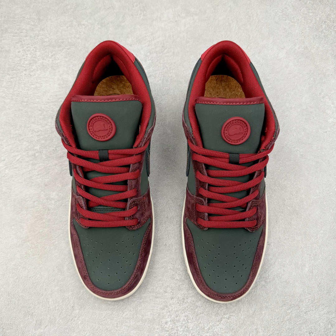 图片[2]-＃S2纯原 Riot Skateshop x NK SB Dunk Low 联名棕红波尔多 FZ1289-200 独家原厂航空铝磨具打磨大底 鞋头坡度极致还原 原盒原配 圈内天花板工艺 原厂冲刀 超高清洁度 全鞋零毛边皮料切割 全套原楦原模倾力打造完美版型 采用原厂百宏鞋带以及原厂百宏织唛舌标 内标可供原厂几率过验 原厂中底布黄色点胶 原厂中底布拉帮走线遵循公司‼️尺码：36 36.5 37.5 38 38.5 39 40 40.5 41 42 42.5 43 44 44.5 45 46 47.5-选品中心