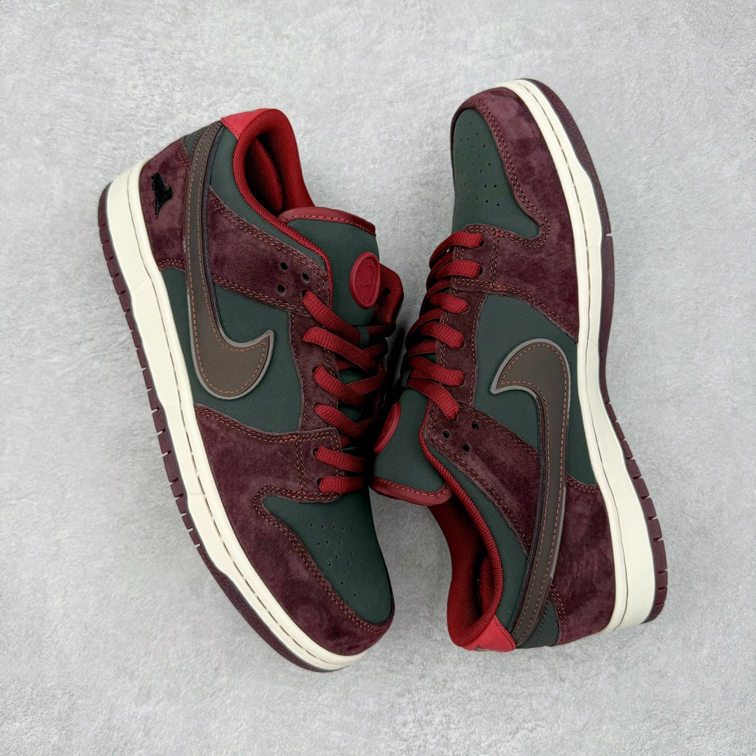 图片[3]-＃S2纯原 Riot Skateshop x NK SB Dunk Low 联名棕红波尔多 FZ1289-200 独家原厂航空铝磨具打磨大底 鞋头坡度极致还原 原盒原配 圈内天花板工艺 原厂冲刀 超高清洁度 全鞋零毛边皮料切割 全套原楦原模倾力打造完美版型 采用原厂百宏鞋带以及原厂百宏织唛舌标 内标可供原厂几率过验 原厂中底布黄色点胶 原厂中底布拉帮走线遵循公司‼️尺码：36 36.5 37.5 38 38.5 39 40 40.5 41 42 42.5 43 44 44.5 45 46 47.5-选品中心