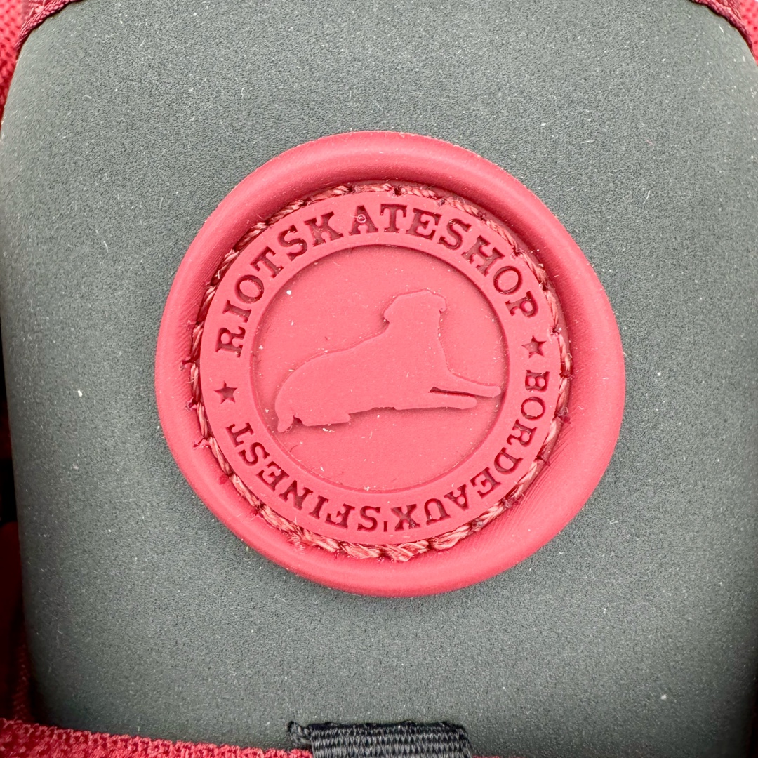 图片[14]-＃S2纯原 Riot Skateshop x NK SB Dunk Low 联名棕红波尔多 FZ1289-200 独家原厂航空铝磨具打磨大底 鞋头坡度极致还原 原盒原配 圈内天花板工艺 原厂冲刀 超高清洁度 全鞋零毛边皮料切割 全套原楦原模倾力打造完美版型 采用原厂百宏鞋带以及原厂百宏织唛舌标 内标可供原厂几率过验 原厂中底布黄色点胶 原厂中底布拉帮走线遵循公司‼️尺码：36 36.5 37.5 38 38.5 39 40 40.5 41 42 42.5 43 44 44.5 45 46 47.5-选品中心