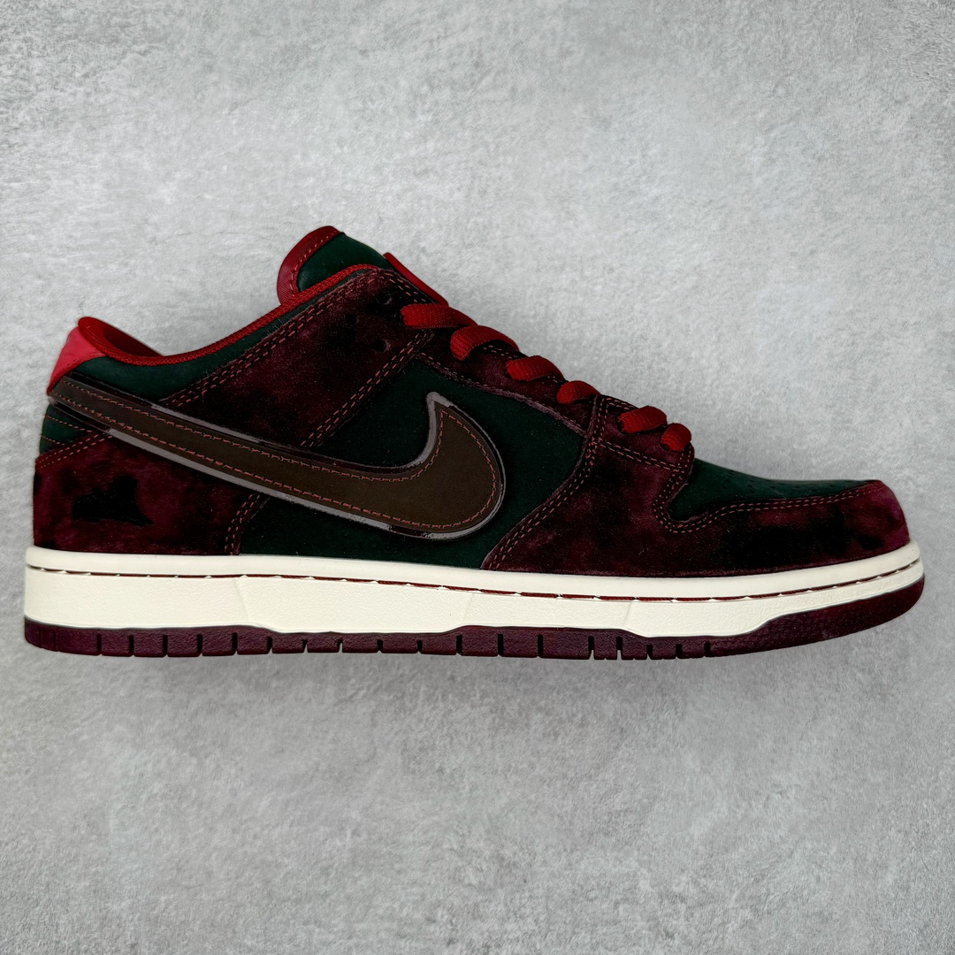 ＃S2纯原 Riot Skateshop x NK SB Dunk Low 联名棕红波尔多 FZ1289-200 独家原厂航空铝磨具打磨大底 鞋头坡度极致还原 原盒原配 圈内天花板工艺 原厂冲刀 超高清洁度 全鞋零毛边皮料切割 全套原楦原模倾力打造完美版型 采用原厂百宏鞋带以及原厂百宏织唛舌标 内标可供原厂几率过验 原厂中底布黄色点胶 原厂中底布拉帮走线遵循公司‼️尺码：36 36.5 37.5 38 38.5 39 40 40.5 41 42 42.5 43 44 44.5 45 46 47.5-选品中心