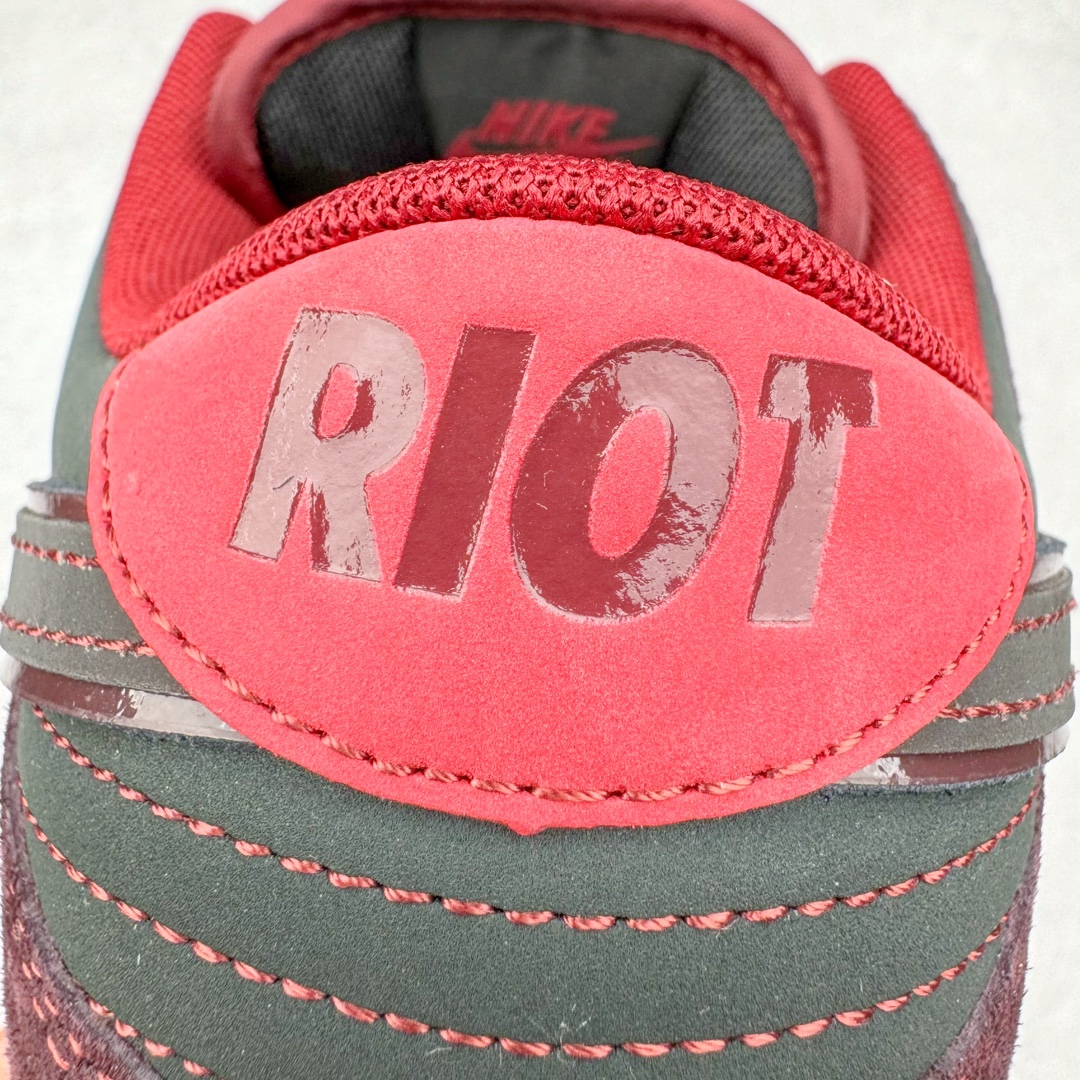 图片[18]-＃S2纯原 Riot Skateshop x NK SB Dunk Low 联名棕红波尔多 FZ1289-200 独家原厂航空铝磨具打磨大底 鞋头坡度极致还原 原盒原配 圈内天花板工艺 原厂冲刀 超高清洁度 全鞋零毛边皮料切割 全套原楦原模倾力打造完美版型 采用原厂百宏鞋带以及原厂百宏织唛舌标 内标可供原厂几率过验 原厂中底布黄色点胶 原厂中底布拉帮走线遵循公司‼️尺码：36 36.5 37.5 38 38.5 39 40 40.5 41 42 42.5 43 44 44.5 45 46 47.5-选品中心