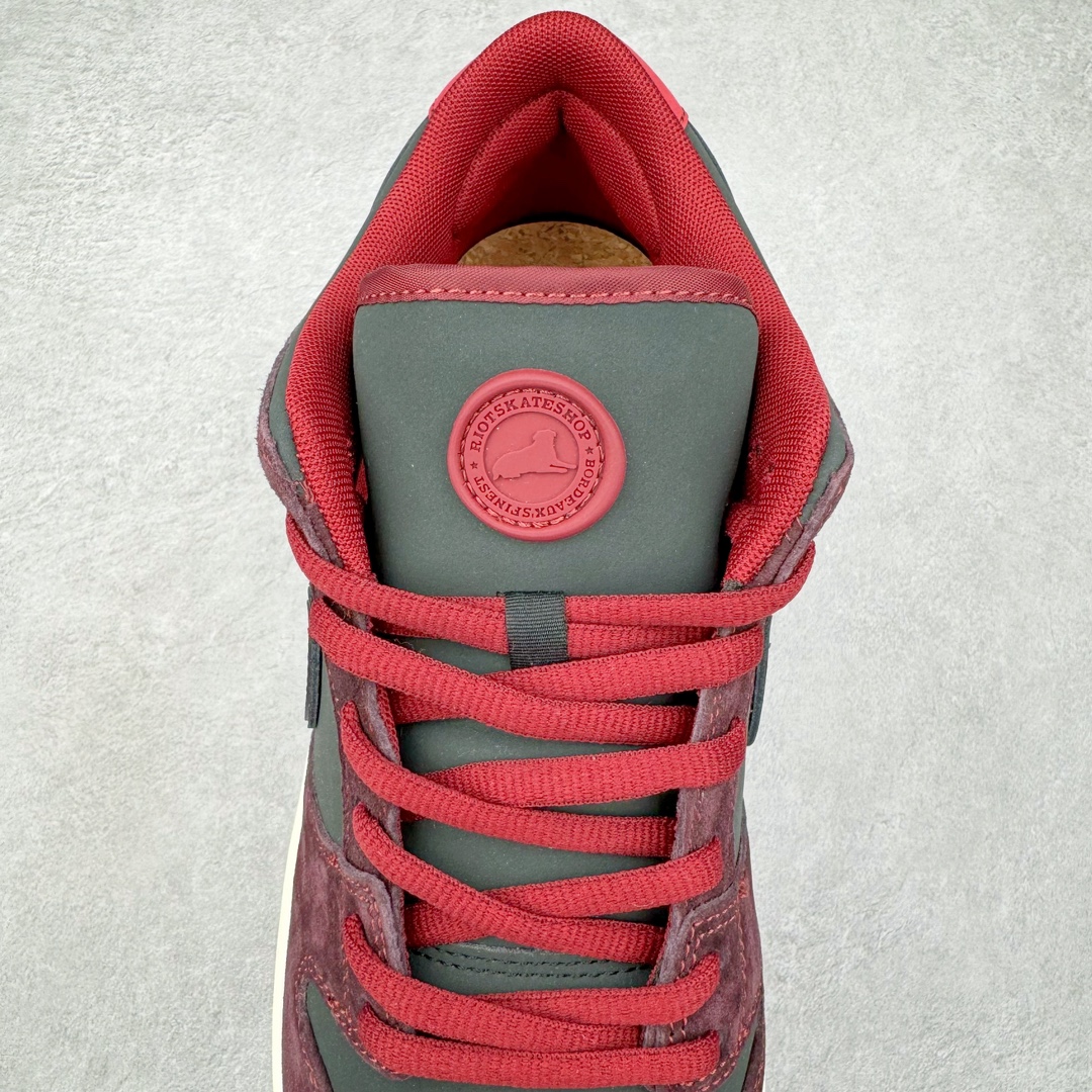 图片[5]-＃S2纯原 Riot Skateshop x NK SB Dunk Low 联名棕红波尔多 FZ1289-200 独家原厂航空铝磨具打磨大底 鞋头坡度极致还原 原盒原配 圈内天花板工艺 原厂冲刀 超高清洁度 全鞋零毛边皮料切割 全套原楦原模倾力打造完美版型 采用原厂百宏鞋带以及原厂百宏织唛舌标 内标可供原厂几率过验 原厂中底布黄色点胶 原厂中底布拉帮走线遵循公司‼️尺码：36 36.5 37.5 38 38.5 39 40 40.5 41 42 42.5 43 44 44.5 45 46 47.5-选品中心