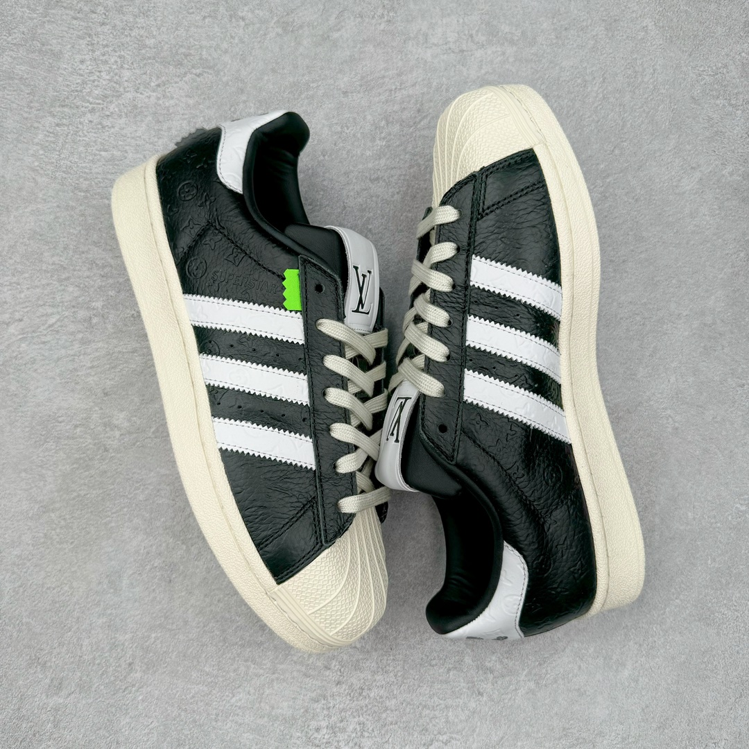 图片[3]-Lv x AD Originals Superstar 经典复古贝壳头板鞋 联名定制配色 LA9668 诞生于1969年 是第一双将全皮面鞋 身与橡胶鞋头结合在一起的低帮篮球鞋 Superstar最开始 是作为高帮篮球鞋Pro Model的低帮版本而出现的 但因为其独特和醒目的橡胶鞋头造型而让大家熟知 被大家形象地称为\\\”shelltoe\\\”贝壳头 在70年代的美国职业篮球场上 接近3/4的NBA球员都将这双Superstar作为场上用鞋 80年代之后 经过不断的改良和发展 Superstar逐渐成为横跨时装、音乐、街头文化、休闲和运动等各大领域的时尚潮鞋 尺码：36 36.5 37 38 38.5 39 40 40.5 41 42 42.5 43 44 44.5 45-选品中心