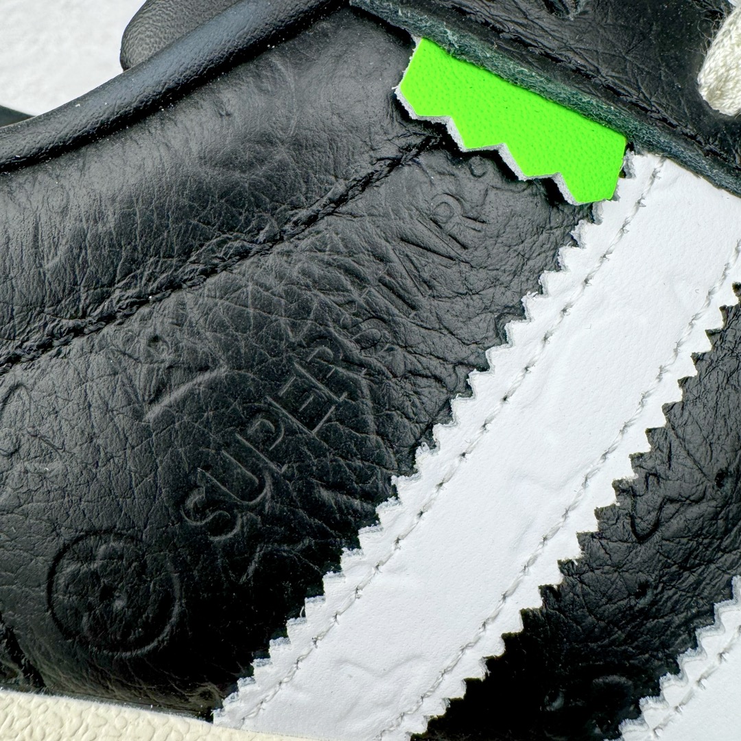 图片[17]-Lv x AD Originals Superstar 经典复古贝壳头板鞋 联名定制配色 LA9668 诞生于1969年 是第一双将全皮面鞋 身与橡胶鞋头结合在一起的低帮篮球鞋 Superstar最开始 是作为高帮篮球鞋Pro Model的低帮版本而出现的 但因为其独特和醒目的橡胶鞋头造型而让大家熟知 被大家形象地称为\\\”shelltoe\\\”贝壳头 在70年代的美国职业篮球场上 接近3/4的NBA球员都将这双Superstar作为场上用鞋 80年代之后 经过不断的改良和发展 Superstar逐渐成为横跨时装、音乐、街头文化、休闲和运动等各大领域的时尚潮鞋 尺码：36 36.5 37 38 38.5 39 40 40.5 41 42 42.5 43 44 44.5 45-选品中心