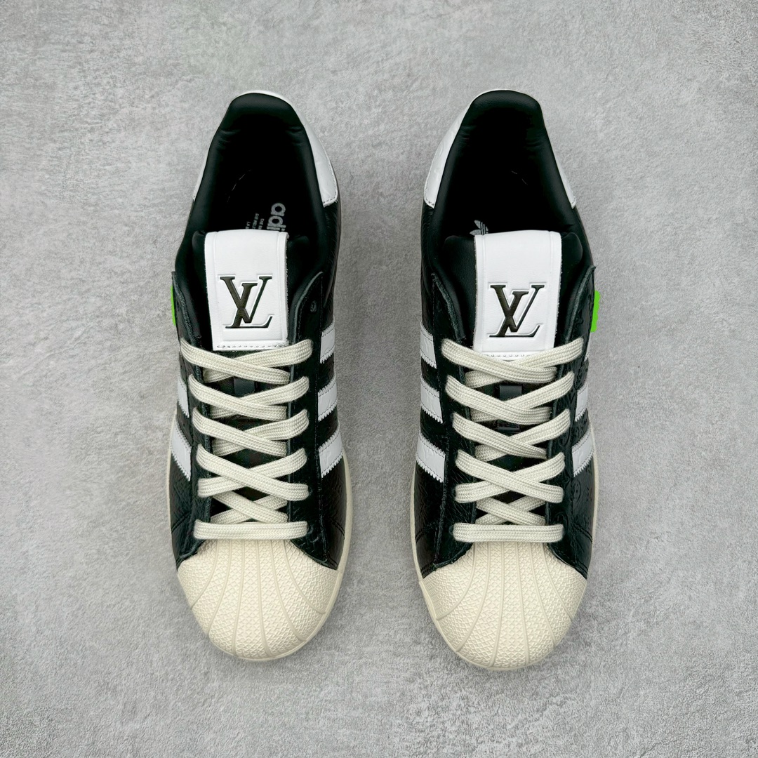 图片[2]-Lv x AD Originals Superstar 经典复古贝壳头板鞋 联名定制配色 LA9668 诞生于1969年 是第一双将全皮面鞋 身与橡胶鞋头结合在一起的低帮篮球鞋 Superstar最开始 是作为高帮篮球鞋Pro Model的低帮版本而出现的 但因为其独特和醒目的橡胶鞋头造型而让大家熟知 被大家形象地称为\\\”shelltoe\\\”贝壳头 在70年代的美国职业篮球场上 接近3/4的NBA球员都将这双Superstar作为场上用鞋 80年代之后 经过不断的改良和发展 Superstar逐渐成为横跨时装、音乐、街头文化、休闲和运动等各大领域的时尚潮鞋 尺码：36 36.5 37 38 38.5 39 40 40.5 41 42 42.5 43 44 44.5 45-选品中心